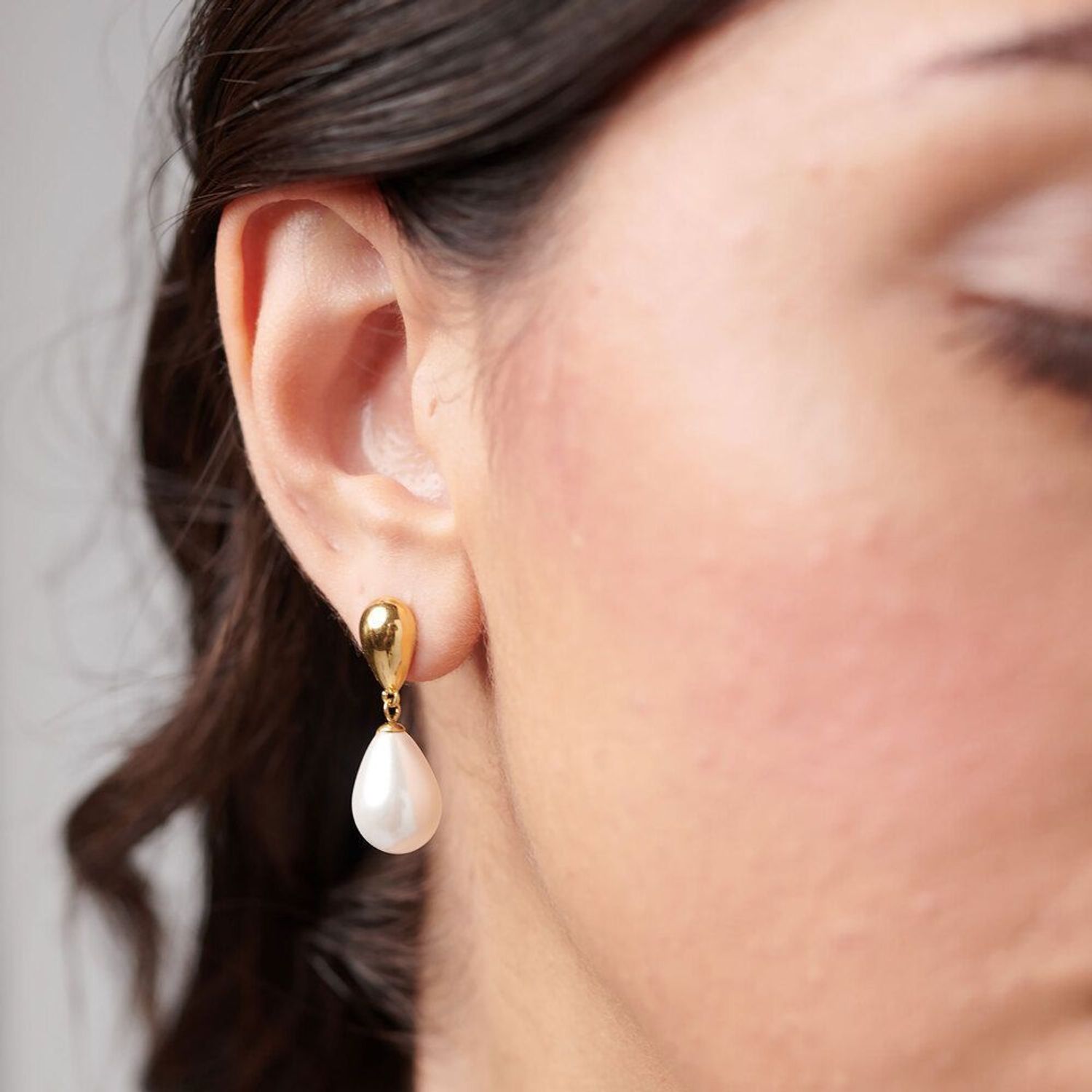 Eleganckie kolczyki Brosway PERFECT BPC75 wykonane ze stali chirurgicznej 316L pokrytej złotą powłoką PVD. Zdobione stalowymi kroplami i imitacją pereł. Stylowy dodatek w oryginalnym 1.jpg