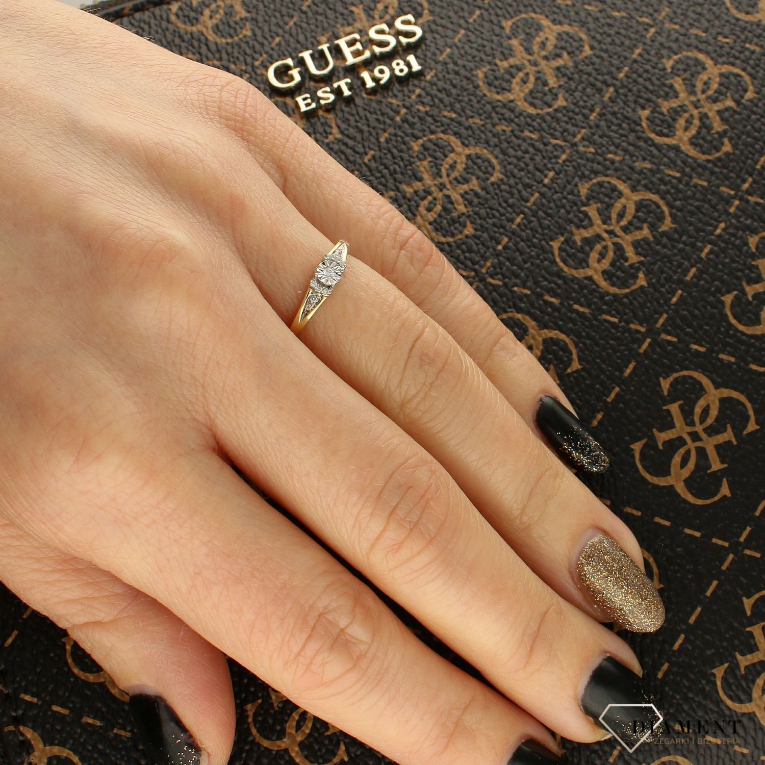 Złoty pierścionek z dziewięcioma diamentami – żółte złoto 585, 0,04 ct  Klasyczna elegancja..jpg