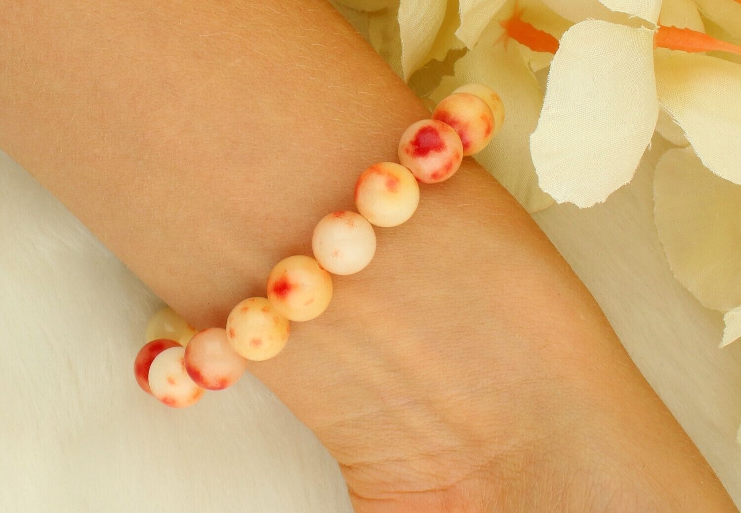 Bransoletka damska stalowa BR039 na gumce z kolorowymi koralikami w odcieniach czerwieni, pomarańczu i żółtego. Ozdobiona uroczym żółtym misiem. Modna, wygodna i idealna na co dzień oraz lato.1.jpg