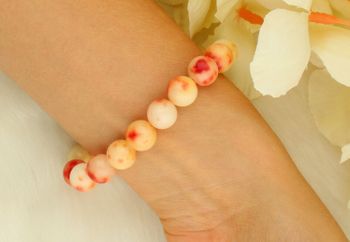 Bransoletka damska stalowa BR039 na gumce z kolorowymi koralikami w odcieniach czerwieni, pomarańczu i żółtego. Ozdobiona uroczym żółtym misiem. Modna, wygodna i idealna na co dzień oraz lato.3.jpg