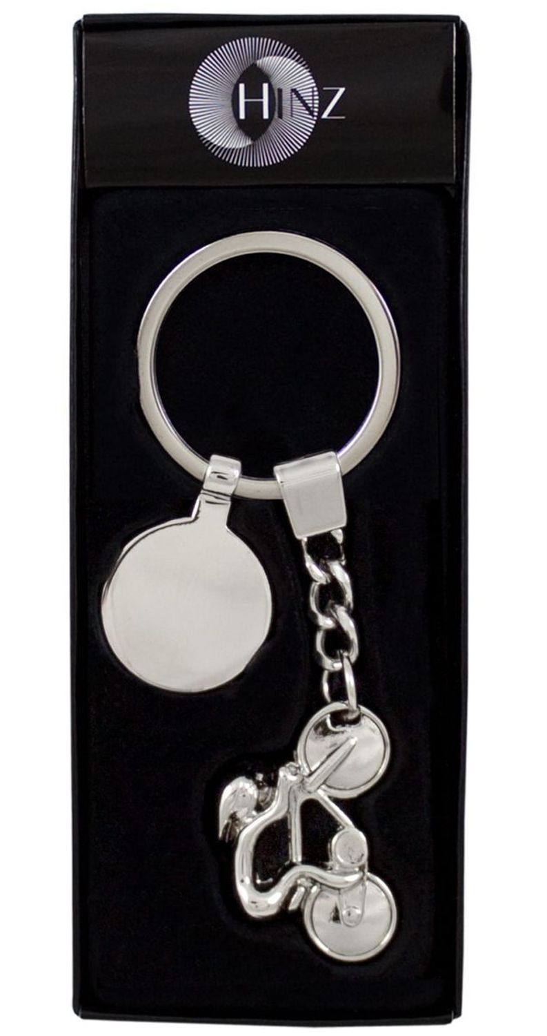 Brelok BR361 w kształcie rowerzysty-kolarza, wykonany z błyszczącego chromu. Długość 9,5 cm, zapakowany w czarne flokowane pudełko. Idealny prezent dla miłośników kolarstwa.1.jpg