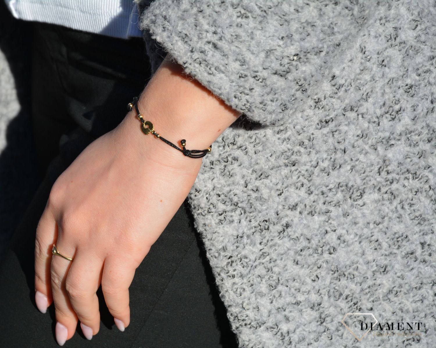 Bransoletka na sznurku złota czarny sznurek stópki to wyjątkowy prezent zarówno na baby shower jak również dla świeżo upieczonej mamy z okazji narodzin córki. 1.jpg