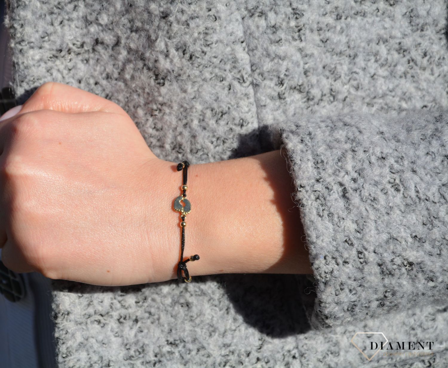 Bransoletka na sznurku złota czarny sznurek stópki to wyjątkowy prezent zarówno na baby shower jak również dla świeżo upieczonej mamy z okazji narodzin córki. 1.jpg