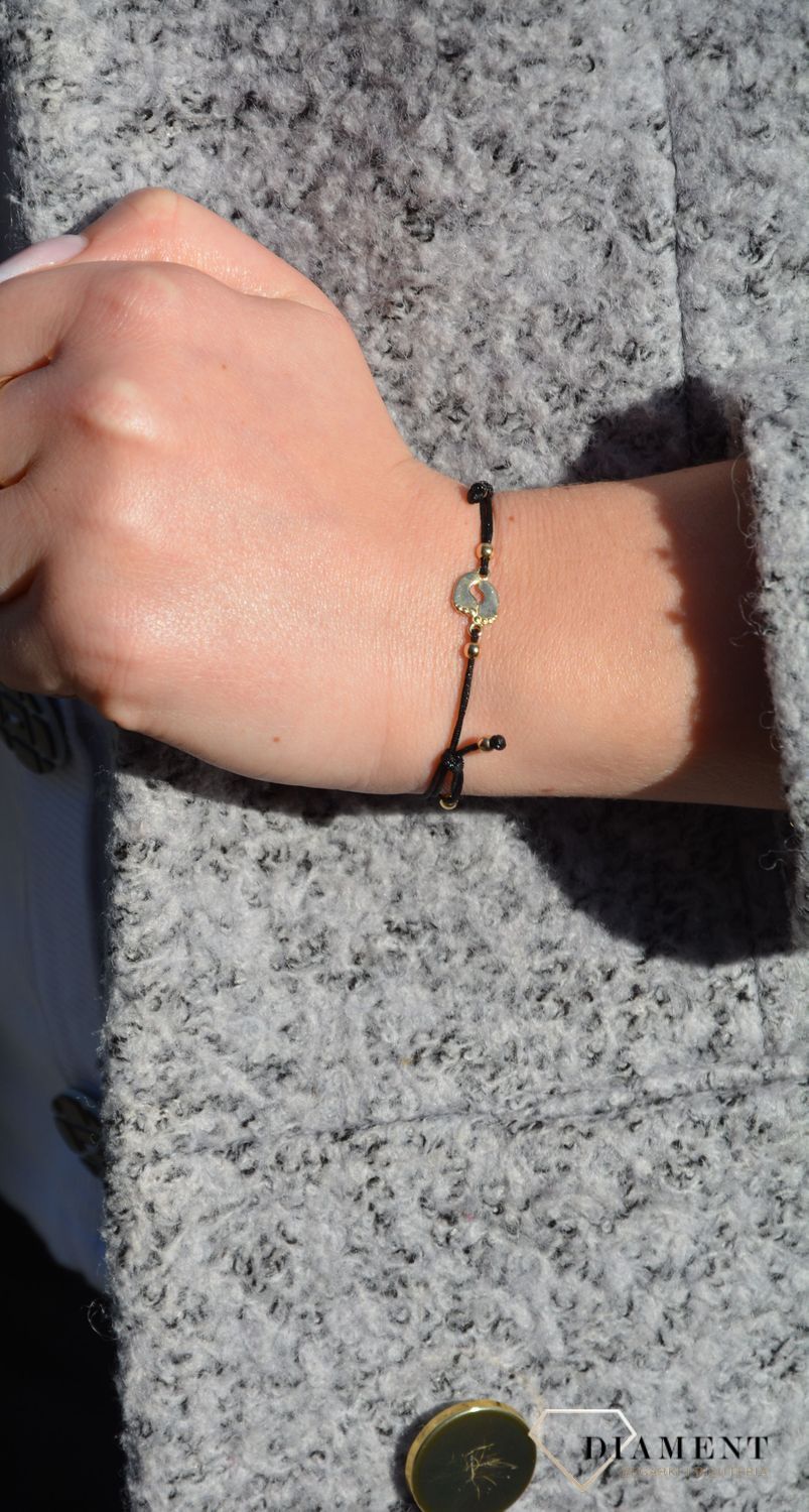 Bransoletka na sznurku złota czarny sznurek stópki to wyjątkowy prezent zarówno na baby shower jak również dla świeżo upieczonej mamy z okazji narodzin córki. 1.jpg