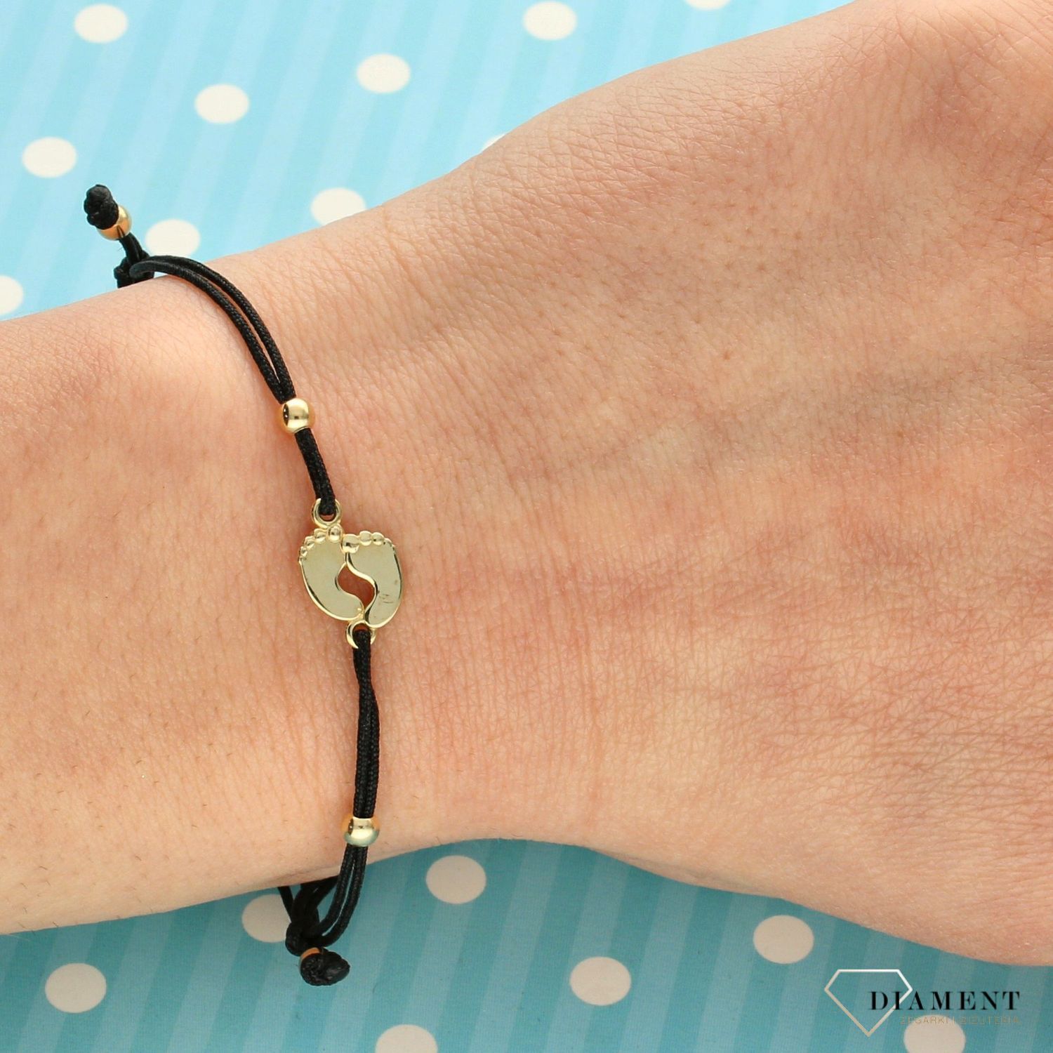 Bransoletka na sznurku złota czarny sznurek stópki to wyjątkowy prezent zarówno na baby shower jak również dla świeżo upieczonej mamy z okazji narodzin córki. 1.jpg