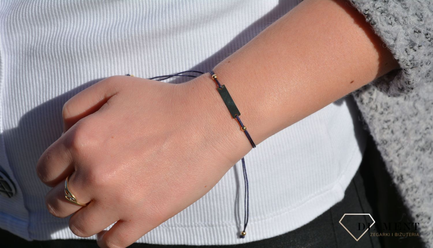 Bransoletka z miejscem na wygrawerowanie napisu, daje możliwość podkreślenia indywidualności i manifestu najważniejszych wartości. To bardzo modny, nowoczesny akcent. 1.jpg