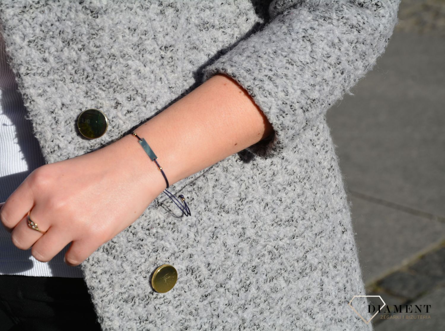 Bransoletka z miejscem na wygrawerowanie napisu, daje możliwość podkreślenia indywidualności i manifestu najważniejszych wartości. To bardzo modny, nowoczesny akcent. 1.jpg