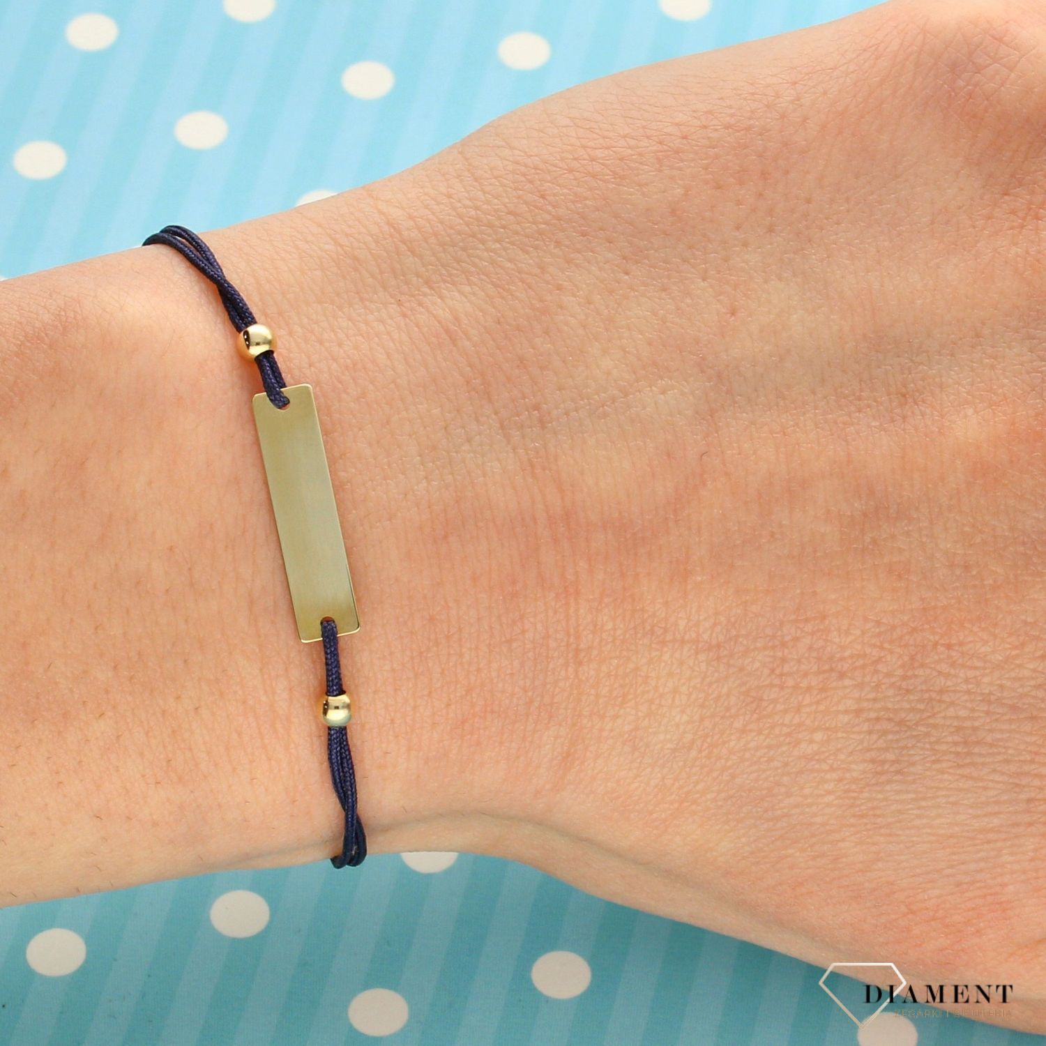 Bransoletka z miejscem na wygrawerowanie napisu, daje możliwość podkreślenia indywidualności i manifestu najważniejszych wartości. To bardzo modny, nowoczesny akcent. 1.jpg