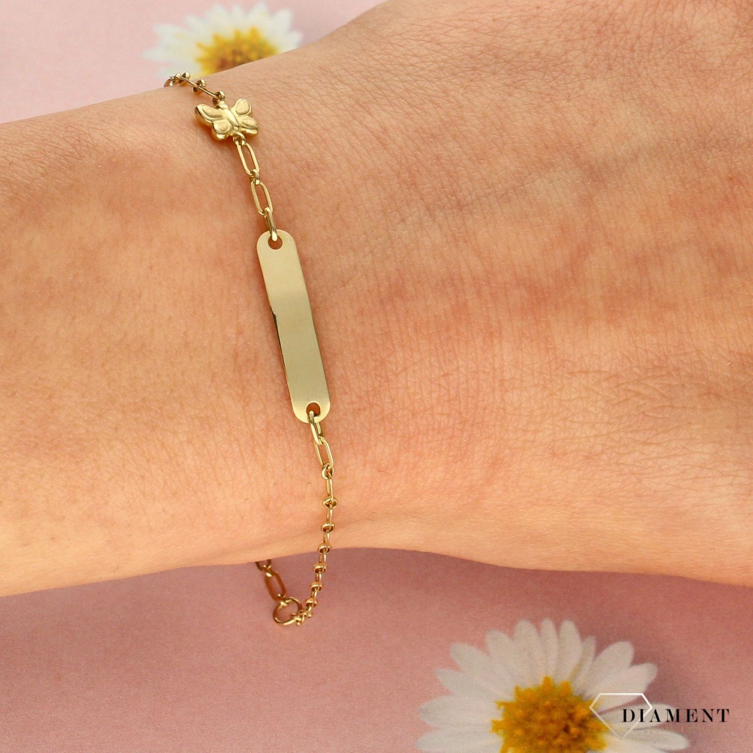 Piękna bransoletka dla dziecka ze złota próby 585 z motywem motylka. Jest to idealny prezent dla małej damy. Złota bransoletka z blaszką. Darmowy grawer.  (1).jpg