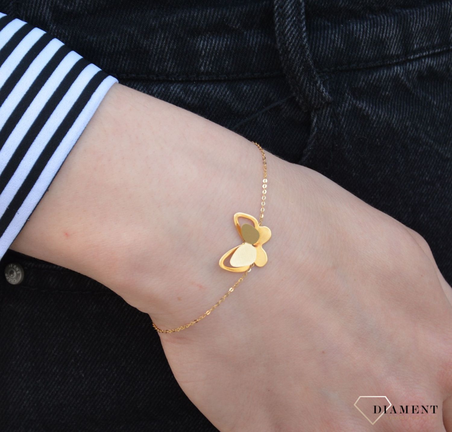 Złota bransoletka typu celebrytka z elementem ozdobnym w postaci motyla wykonany z najwyższej jakości złota próby 585. Idealna na prezent. Zapraszamy!  (1).jpg