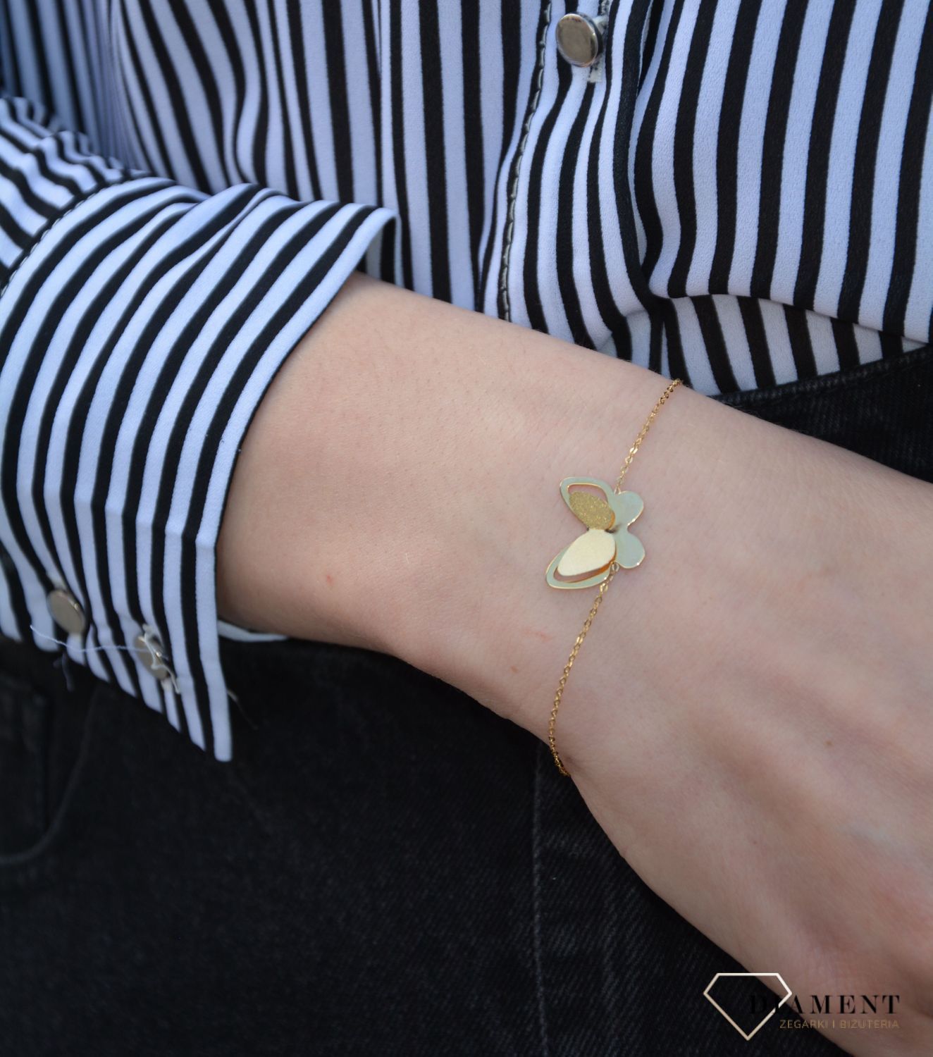 Złota bransoletka typu celebrytka z elementem ozdobnym w postaci motyla wykonany z najwyższej jakości złota próby 585. Idealna na prezent. Zapraszamy!  (1).jpg