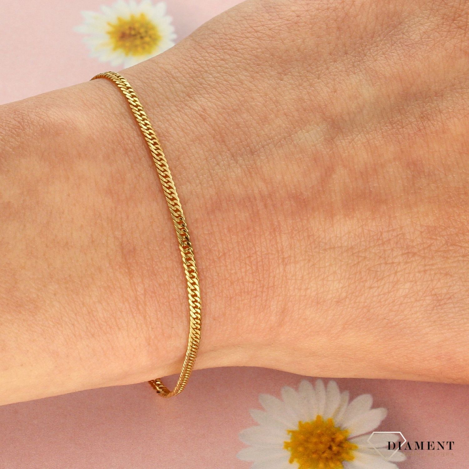 Klasyczna i piękna złota bransoletka typu pancerka o mocnych oczkach splecionych ze sobą. Świetny dodatek pasujący do wielu stylizacji. Złota bransoletka 585.  (2).jpg