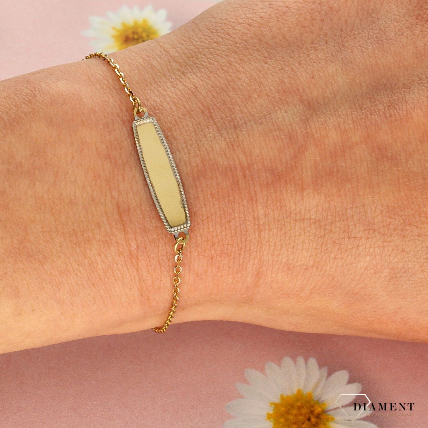 Piękna złota bransoletka z blaszką na krótki grawer oraz elementem ozdobnym w postaci kwiatka. Złota bransoletka zapinana na karabińczyk. Idealny prezent.  (2).jpg