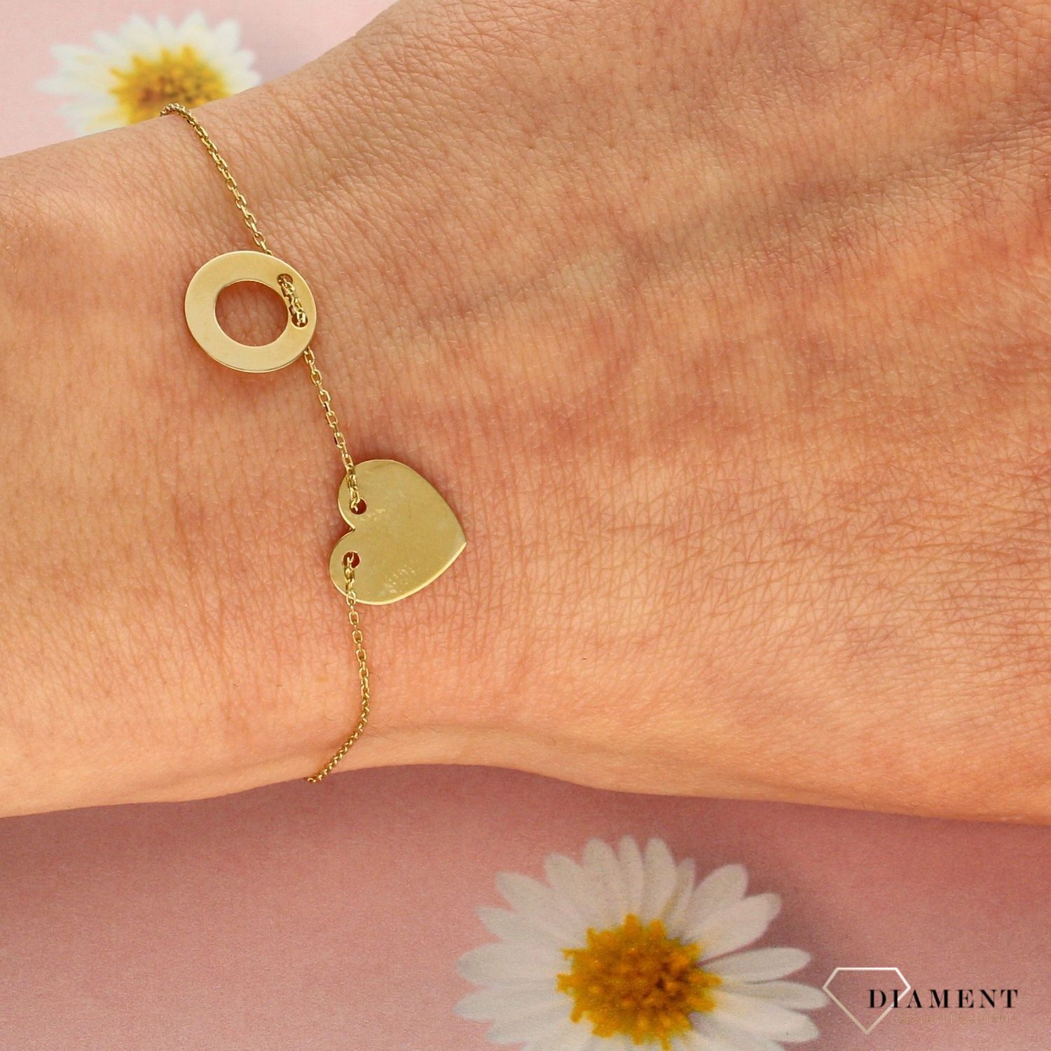Złota bransoletka typu celebrytka została wykonana z wysokiej jakości żółtego złota próby 585. Bransoletka z zawieszką serce i kółeczko.  (1).jpg