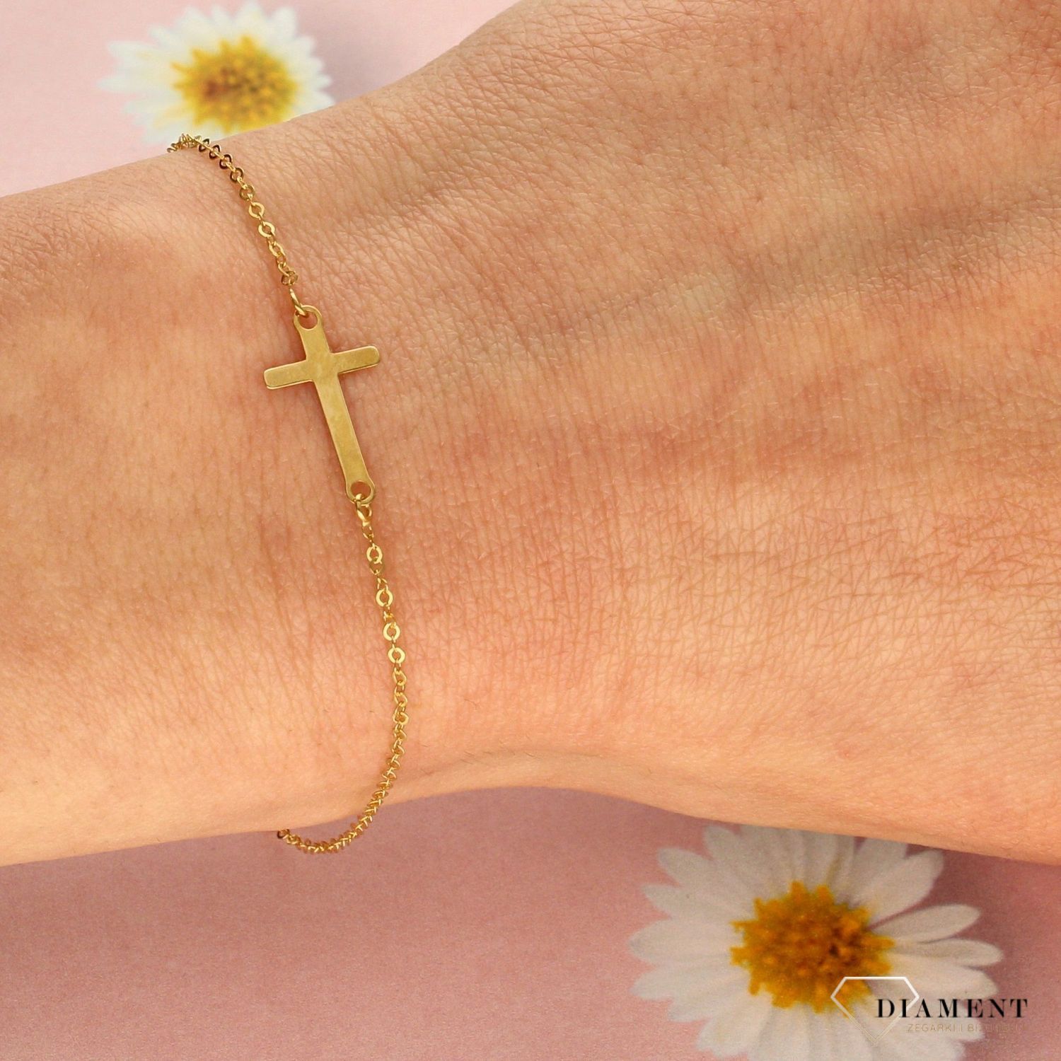 Piękna i delikatna złota bransoletka wykonana z wysokiej jakości złota próby 585. Bransoletka z elementem ozdobnym w postaci krzyżyka.  (1).jpg