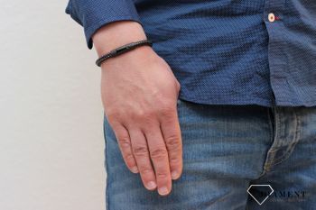 Modna bransoletka męska wykonana z plecionki skóry w połączeniu ze stalą. Zapięcie na zatrzask, które stanowi również element ozdobny w bransoletce. b (2).JPG