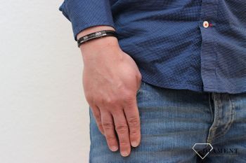 Bransoletka męska skórzana z modnym wzorem greckim to świetny pomysł na prezent. Bransoletka została wykonana ze skóry i posiada elementy stalowe..JPG