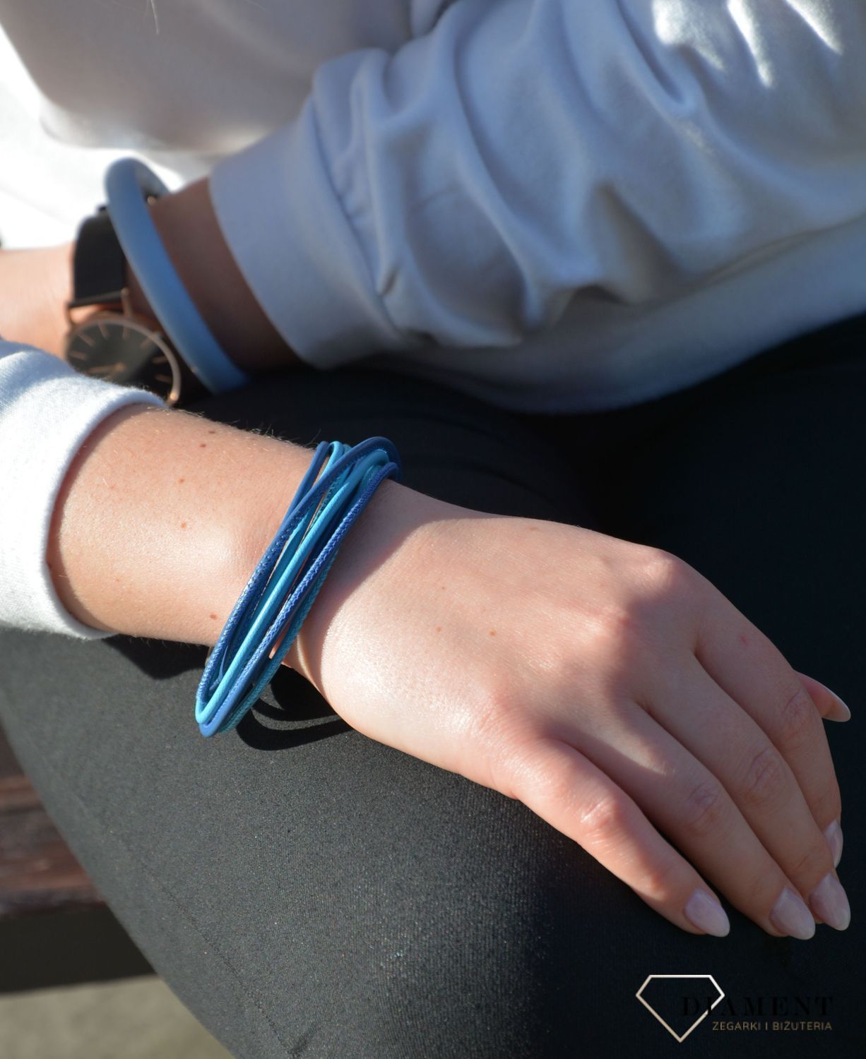 Bransoletka damska skórzana to świetny dodatek, który można nosić do codziennych stylizacji i eleganckich strojów. Idealne na prezent dla kobiet..jpg