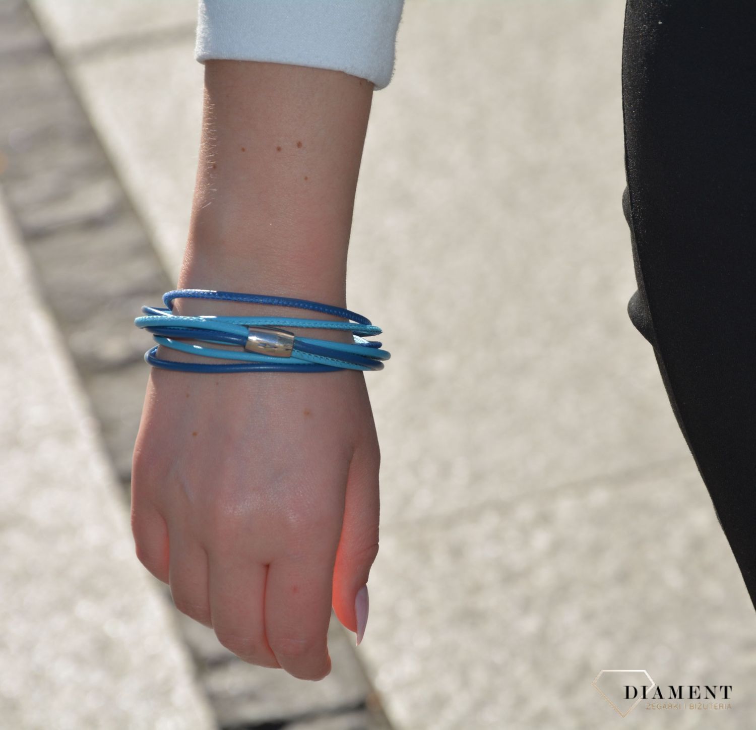 Bransoletka damska skórzana to świetny dodatek, który można nosić do codziennych stylizacji i eleganckich strojów. Idealne na prezent dla kobiet..jpg