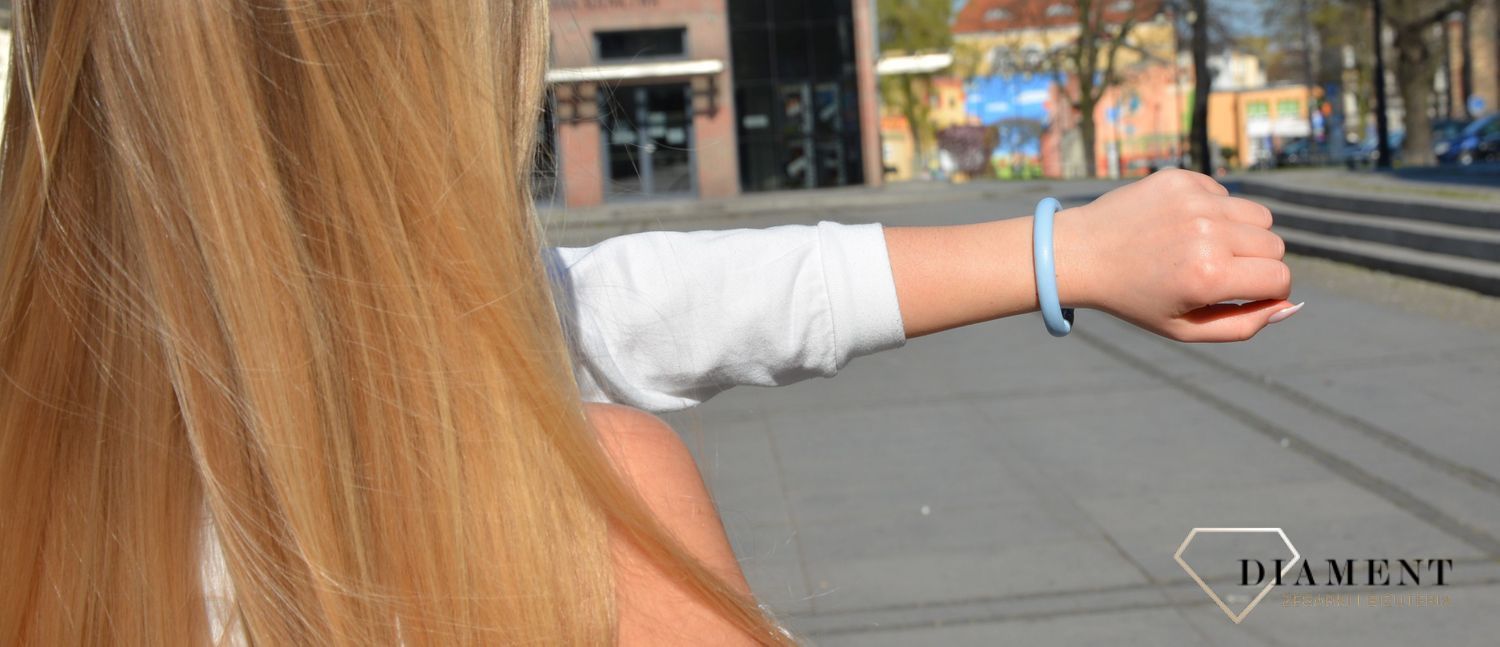 Bransoletka damska skórzana w pięknym błękitnym kolorze. Zapięcie dyskretne na magnes, z ozdobnym napisem marki..jpg