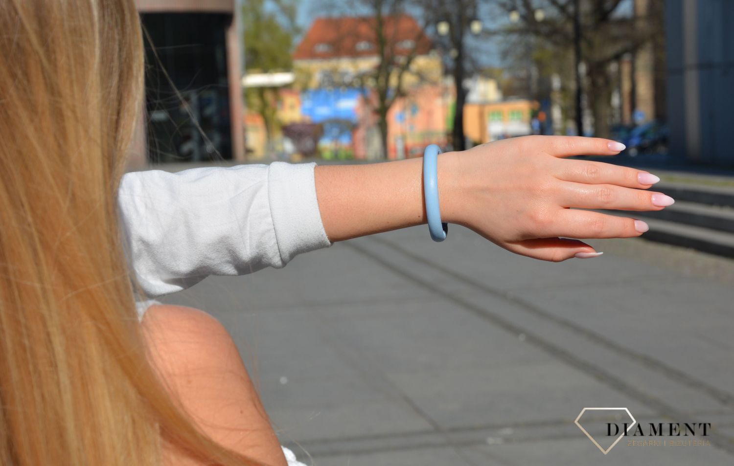 Bransoletka damska skórzana w pięknym błękitnym kolorze. Zapięcie dyskretne na magnes, z ozdobnym napisem marki..jpg