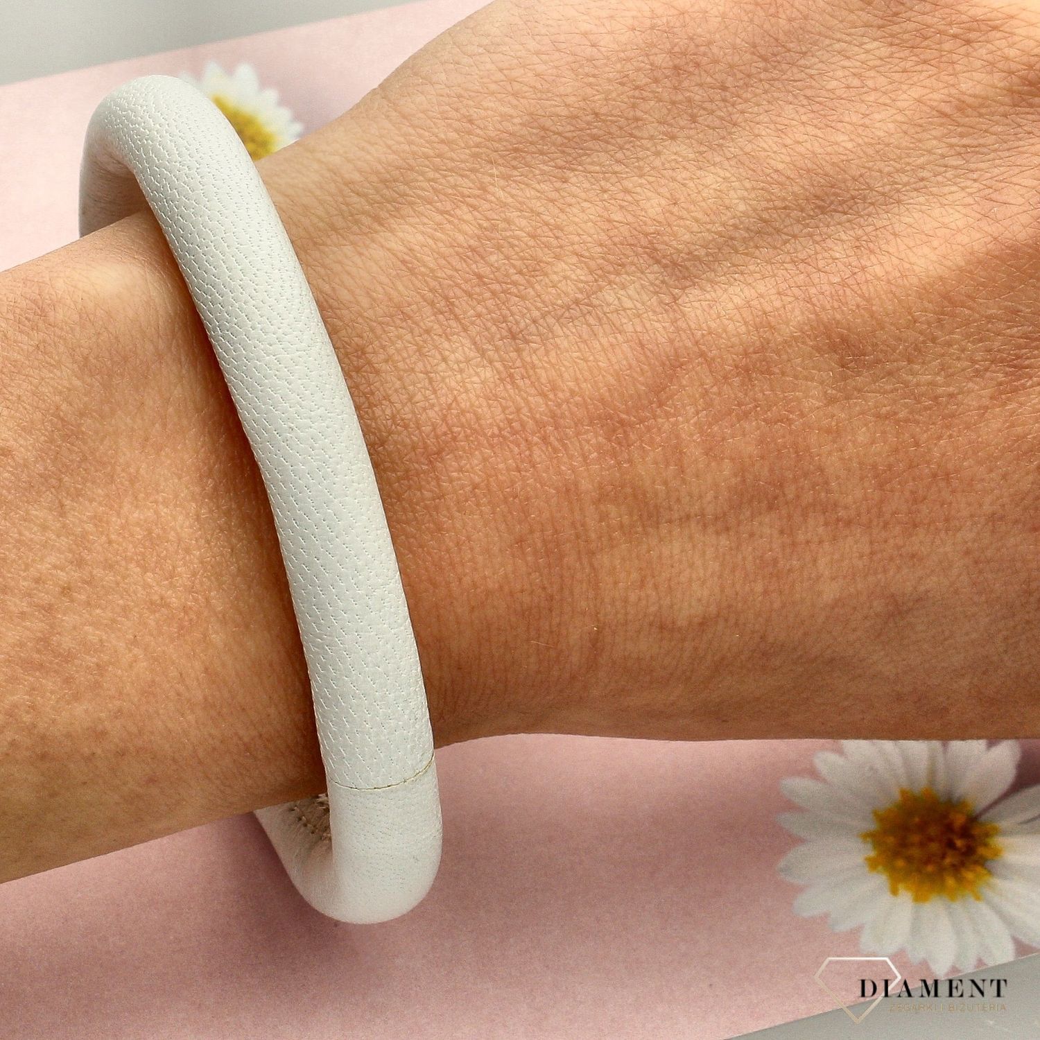 Bransoletka damska skórzana kolor biały BRA-000000-644-INNE (2).jpg