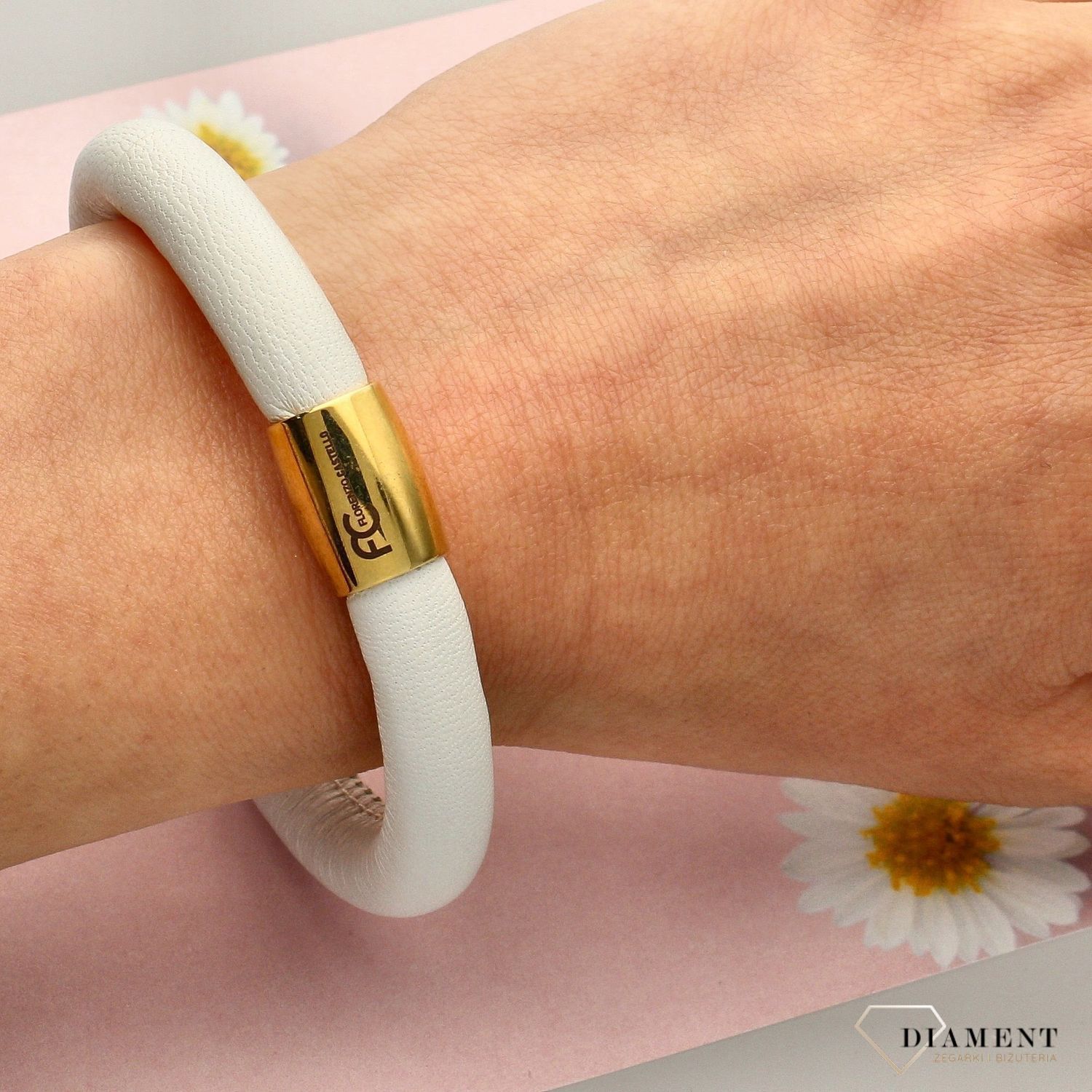 Damska bransoletka skórzana w pięknym, nieskazitelnym białym kolorze z eleganckim stalowym zapięciem w kolorze złotym (1).jpg