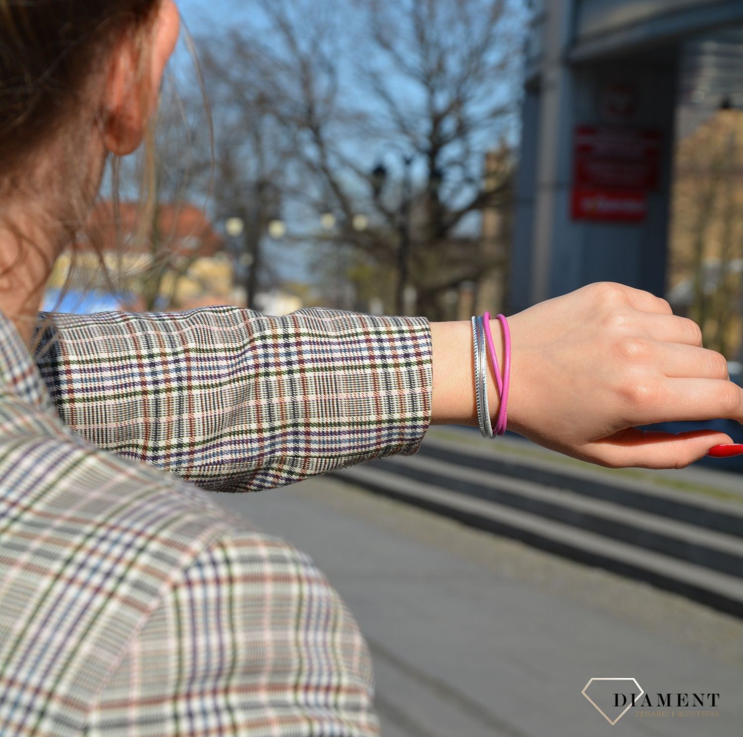 Bransoletka damska skórzana z eleganckim zapięciem na magnes. Bransoletka to świetny dodatek i idealny pomysł na prezent dla kobiety..jpg