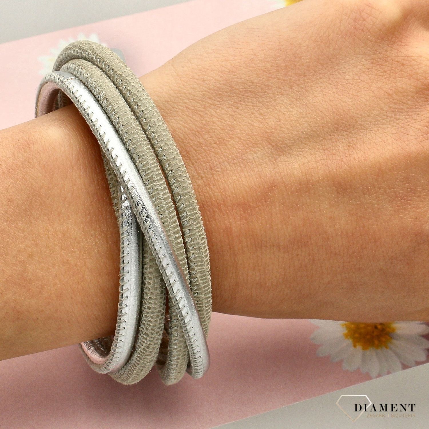 Modna skórzana bransoletka damska to świetny pomysł na prezent dla ukochanej osoby. Pięknie prezentuję się na damskim nadgarstku (2).jpg