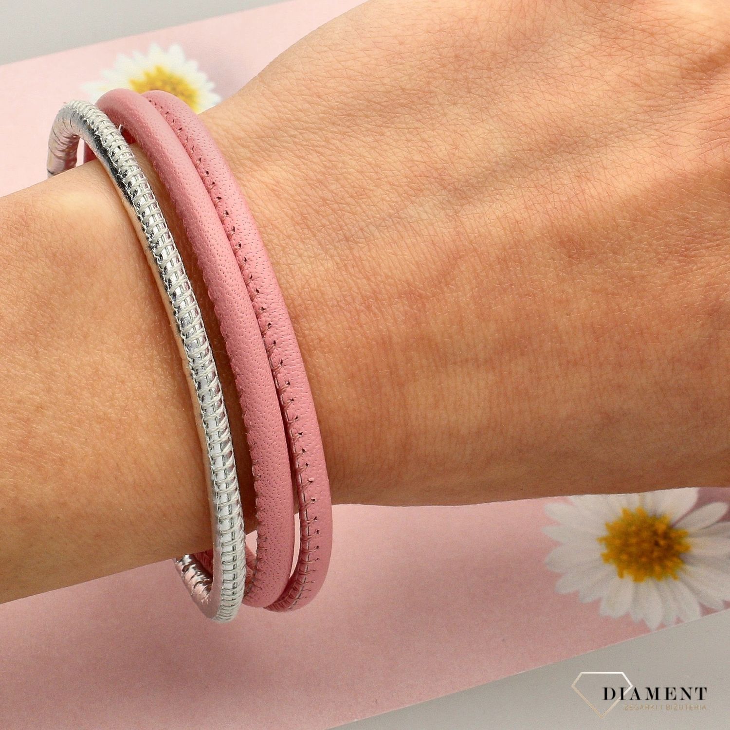 Stylowa bransoletka damska wykonana ze skóry w odcieniach różu z dodatkiem srebra. Modne zestawienie kolorów, które pasują do każdej stylizacji (1).jpg