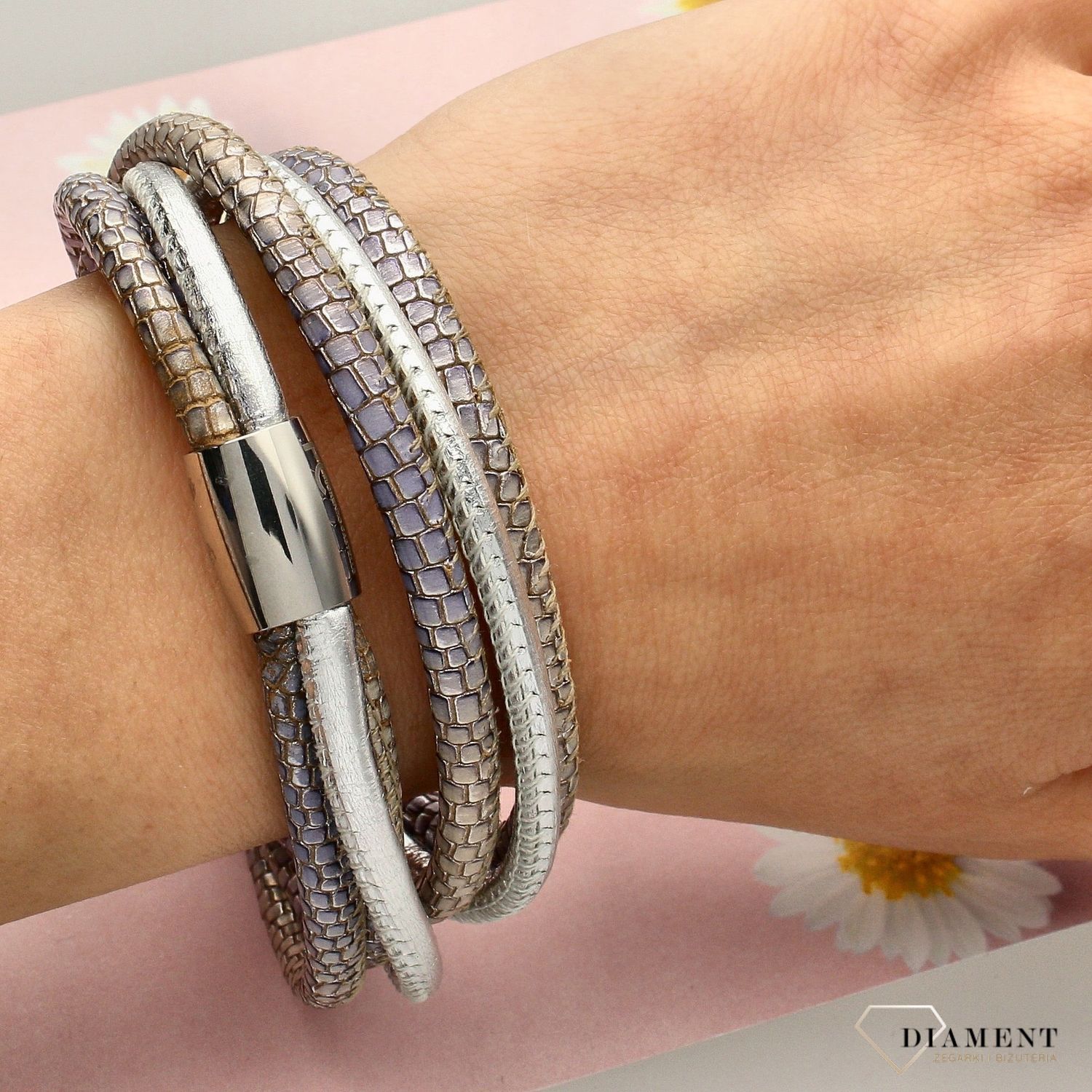 Modna bransoletka skórzana w różnych odcieniach szarości to świetny dodatek do stylizacji. Bransoletka skórzana przypadnie do gustu młodym kobietom (1).jpg