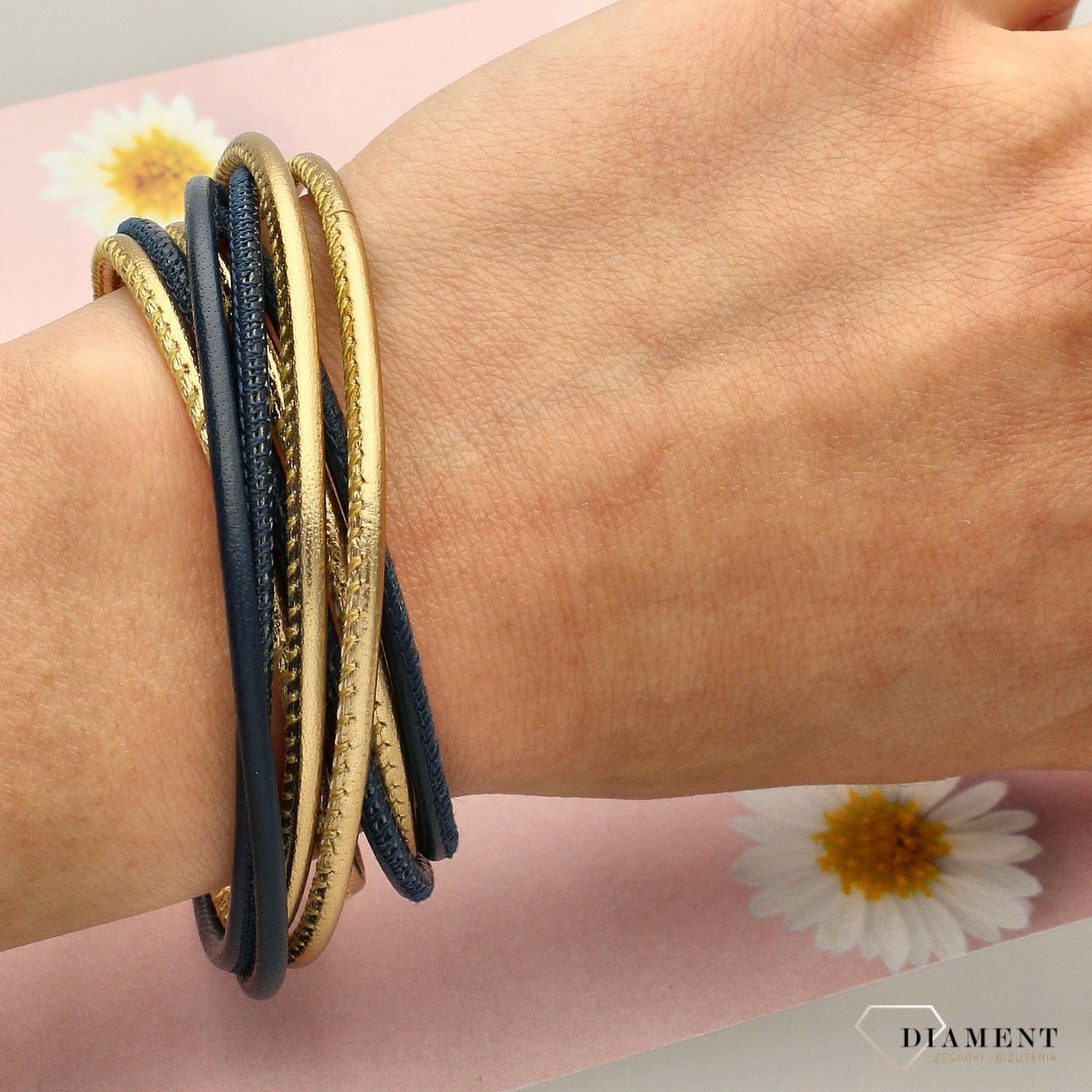Piękna skórzana bransoletka damska w modnych kolorach niebieskiego oraz złotego. Idealnie ozdobi dłoń kobiety (1).jpg