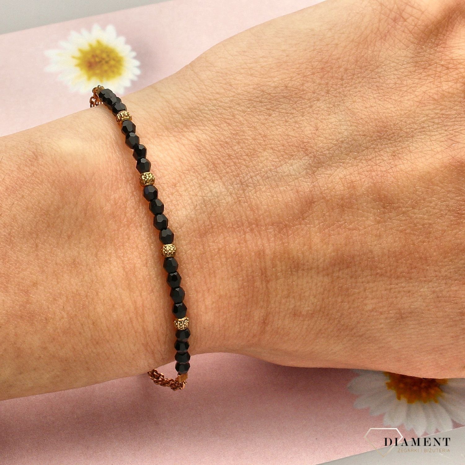 Modna bransoletka damska z kryształami Swarovskiego w kolorze czarnym ze złotymi kuleczkami. Idealny pomysł na prezent dla kobiety (2).jpg