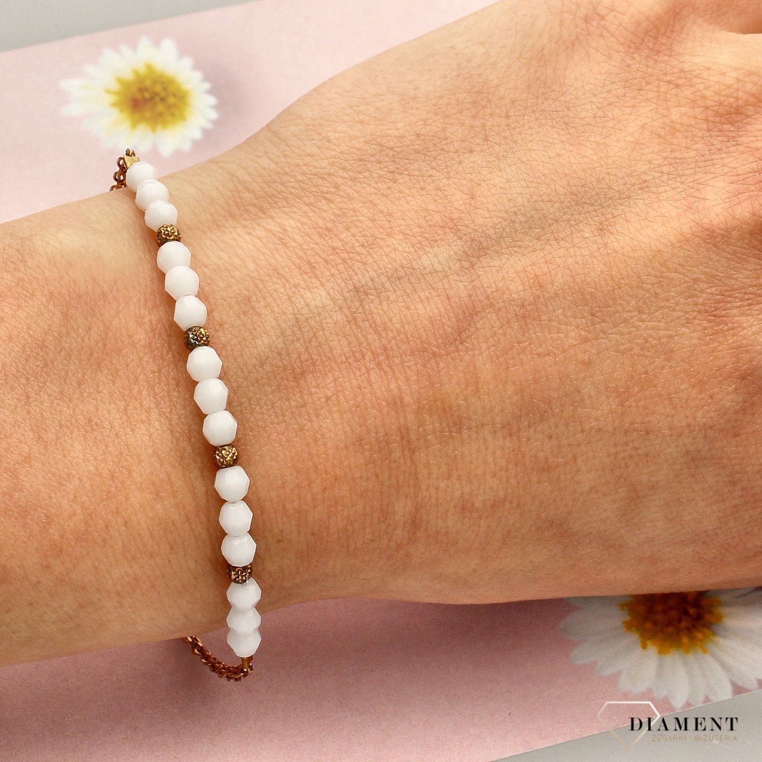 Pięknie wykonana bransoletka damska z kryształami Swarovskiego w białym kolorze z ozdobnymi złotymi kuleczkami. Idealny pomysł na prezent (2).jpg