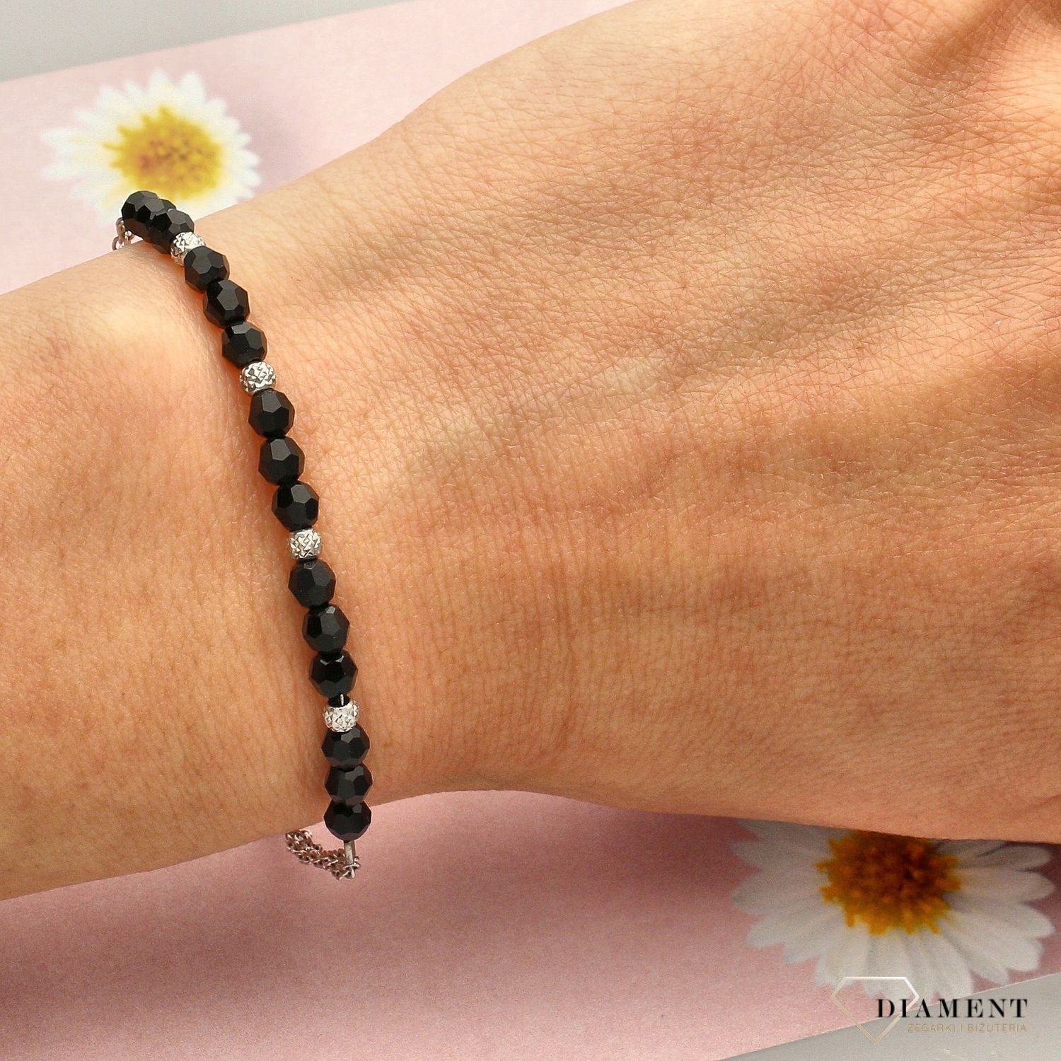 Modna bransoletka damska zdobiona kryształami Swarovskiego w czarnym kolorze z dodatkiem srebrnych kuleczek. Świetny dodatek pasujący do wielu stylizacji (2).jpg
