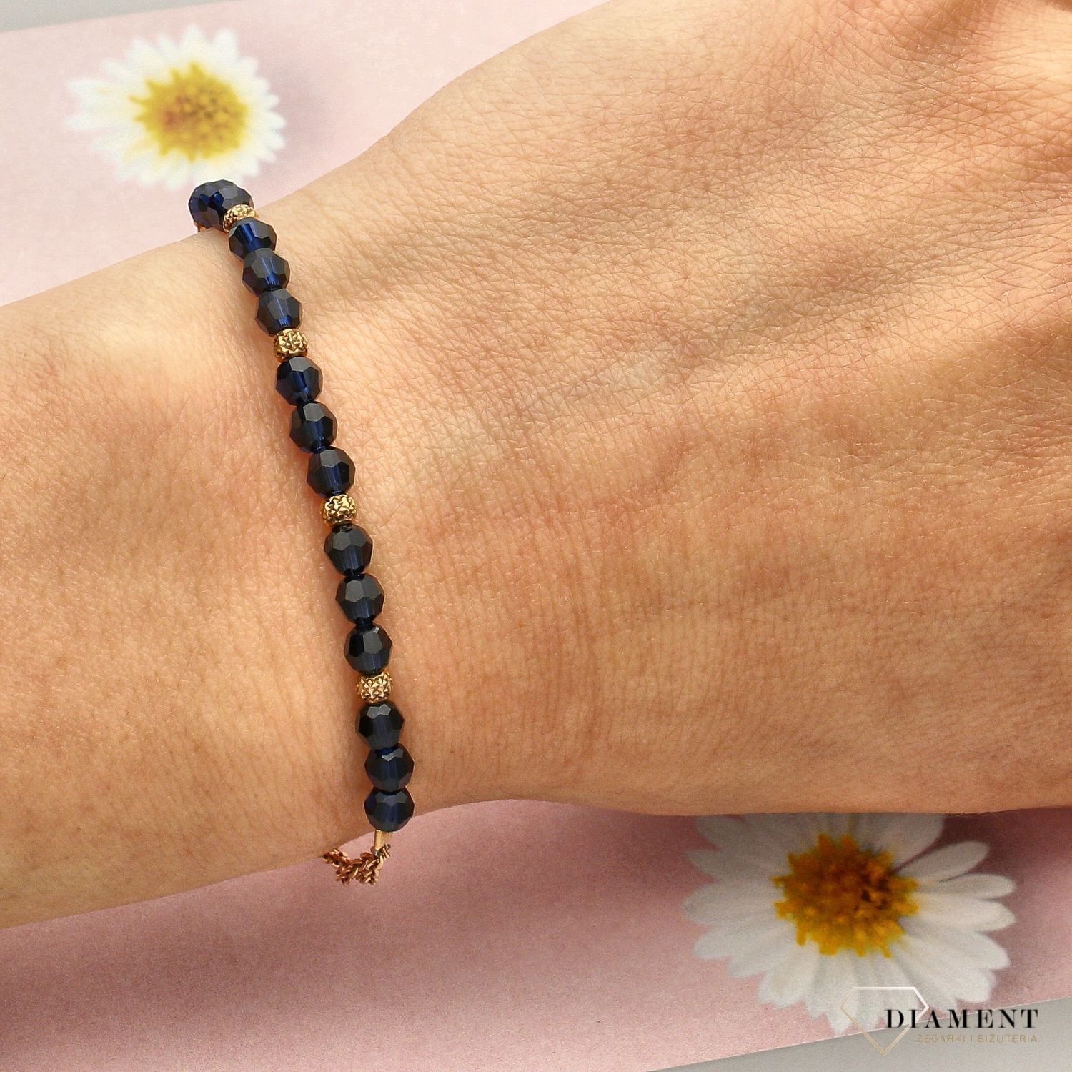 Piękna bransoletka w kolorze złota ozdobiona granatowymi kryształami Swarovskiego. Idealny pomysł na prezent dla kobiety. Bransoletkę można łączyć z inną biżuterią..jpg
