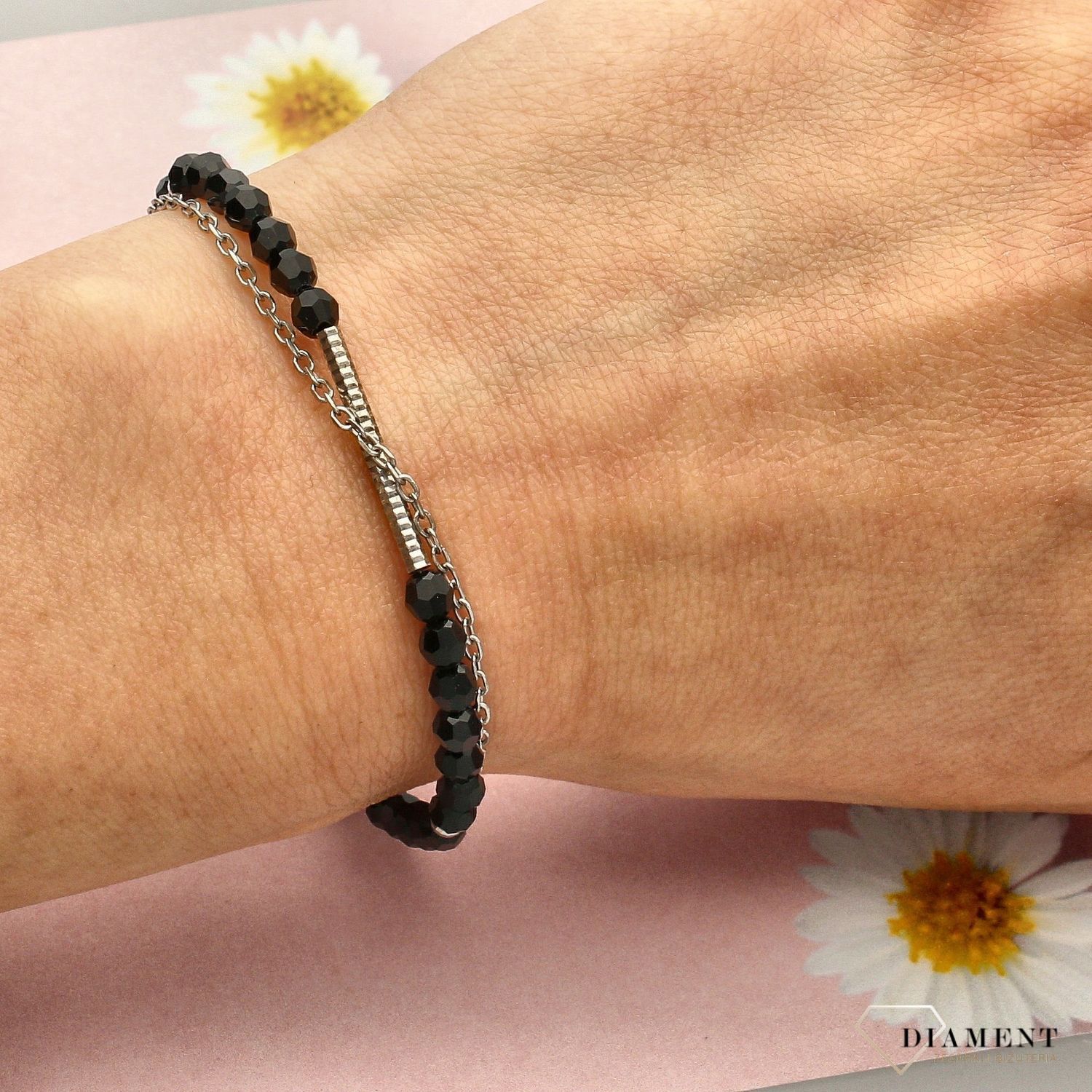 Piękna bransoletka damska z ozdobnymi kryształami Swarovskiego w kolorze czarnym. Bransoletka srebrna z zapięciem typu karabińczyk. Idealna na prezent (1).jpg