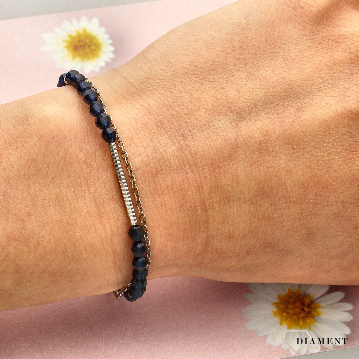 Bransoletka ozdobiona granatowymi kryształami Swarovskiego ze srebrnymi dodatkami. Idealny pomysł na prezent dla kobiety. Bransoletkę można łączyć z inną biżuterią (1).jpg