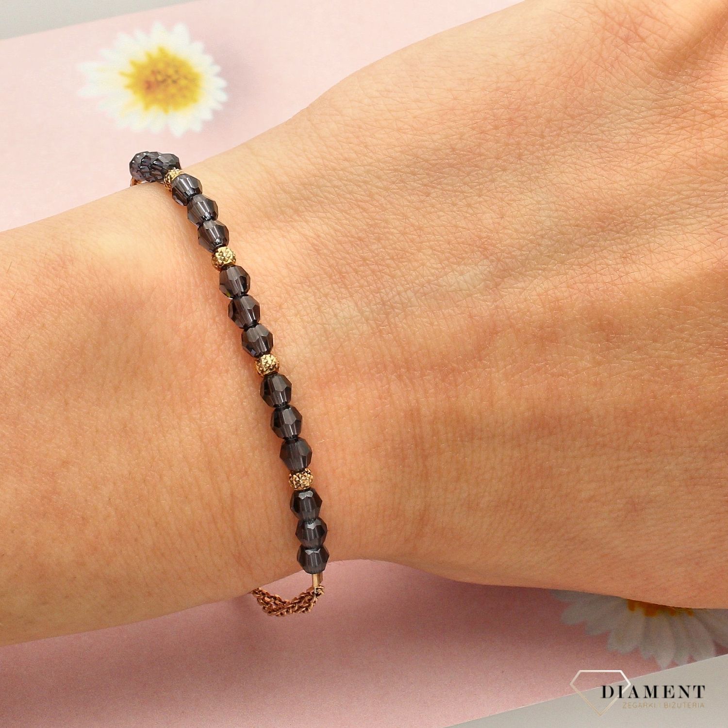 Modna bransoletka damska z kryształami Swarovskiego w kolorze grafitowym ze złotymi kuleczkami. Idealny pomysł na prezent dla kobiety (1).jpg