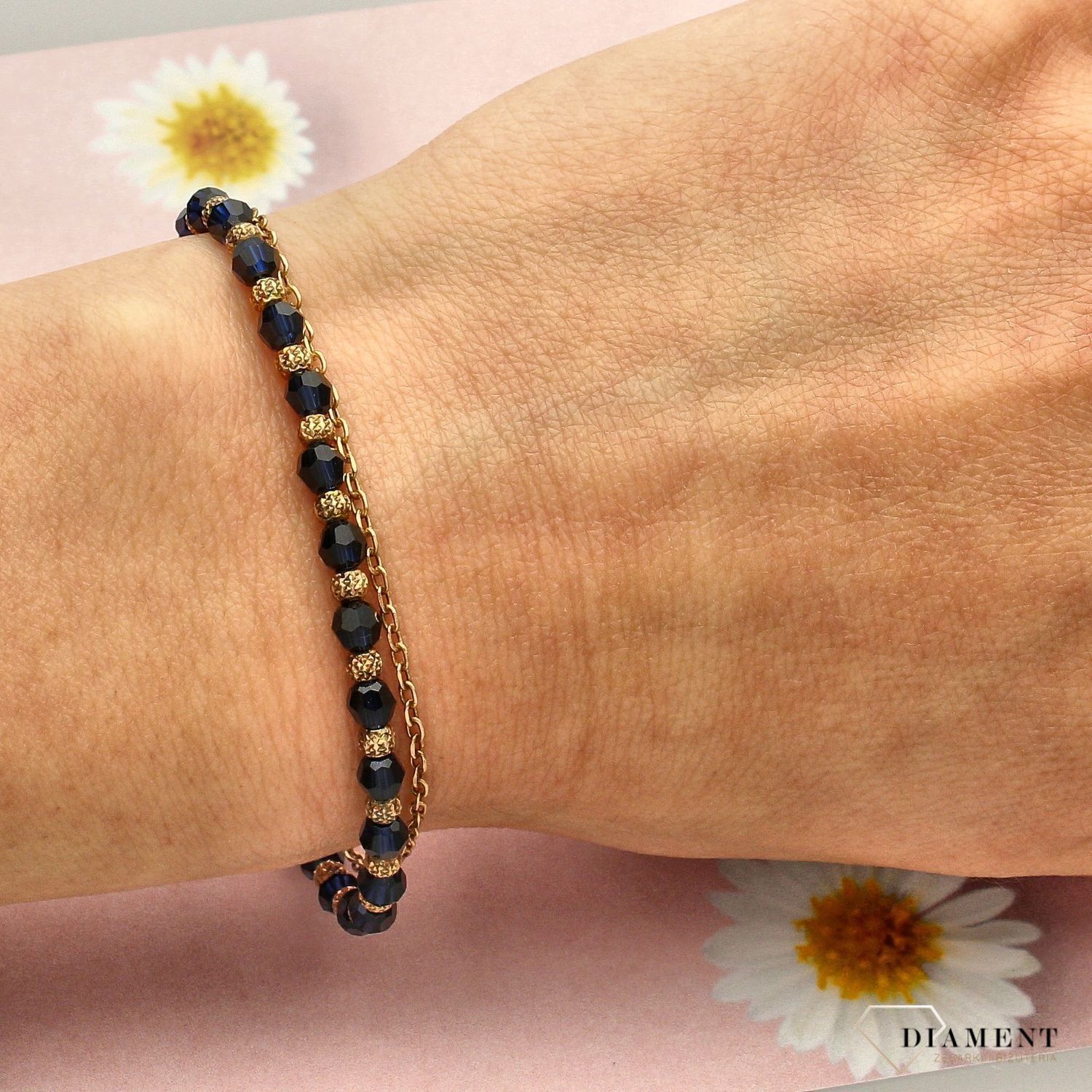 Delikatna damska bransoletka w kolorze granatowym przeplatana ze złotymi kuleczkami. Bransoletka z kryształami Swarovskiego w ciemnym kolorze. Idealny prezent (2).jpg