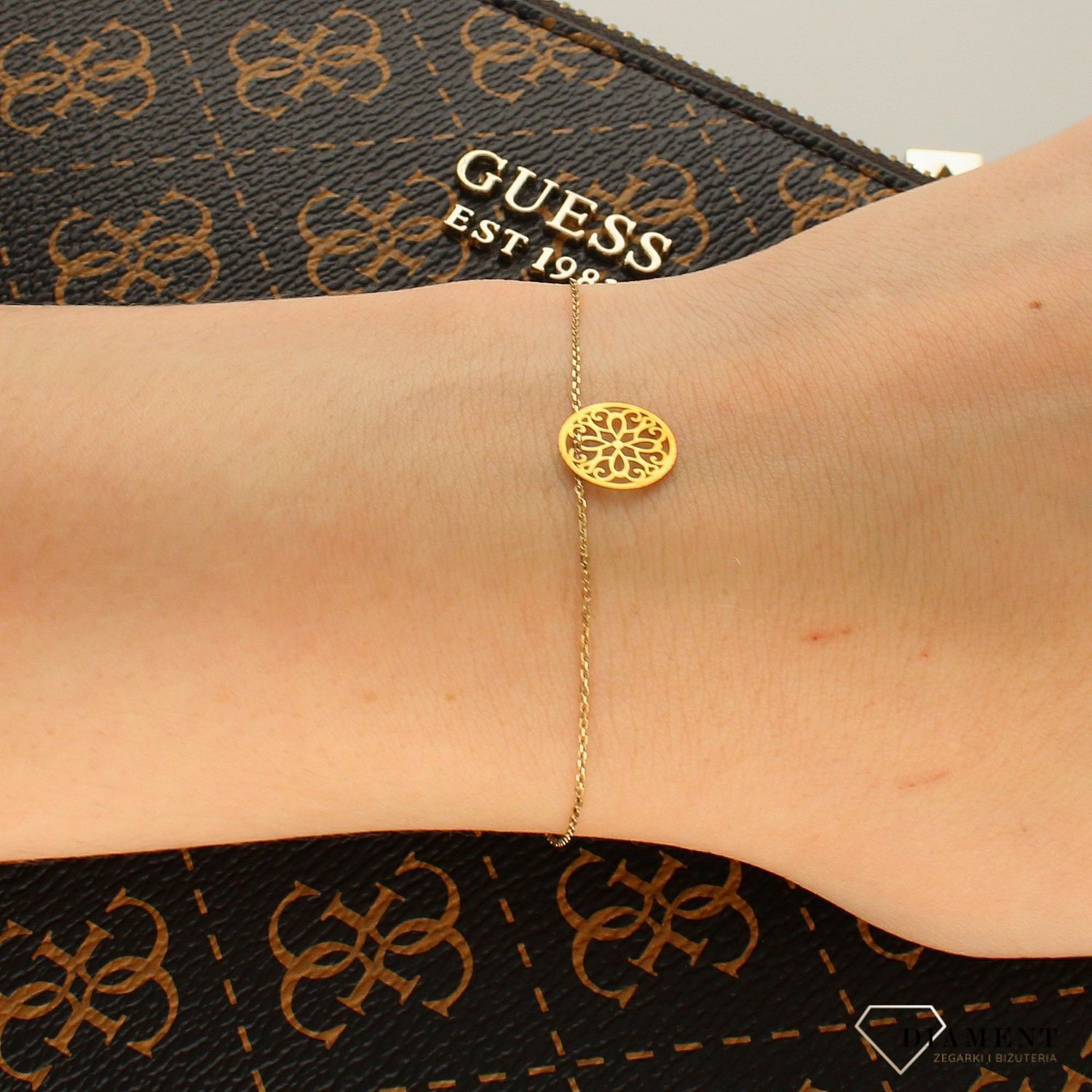 Złota bransoletka 333 celebrytka z ażurowym kółeczkiem BRA-000000-690-333. Złota bransoletka damska. Złota bransoletka z ażurowym kółeczkiem. Złota bransoletka celebrytka. Złota bransoletka idealna na pre.jpg