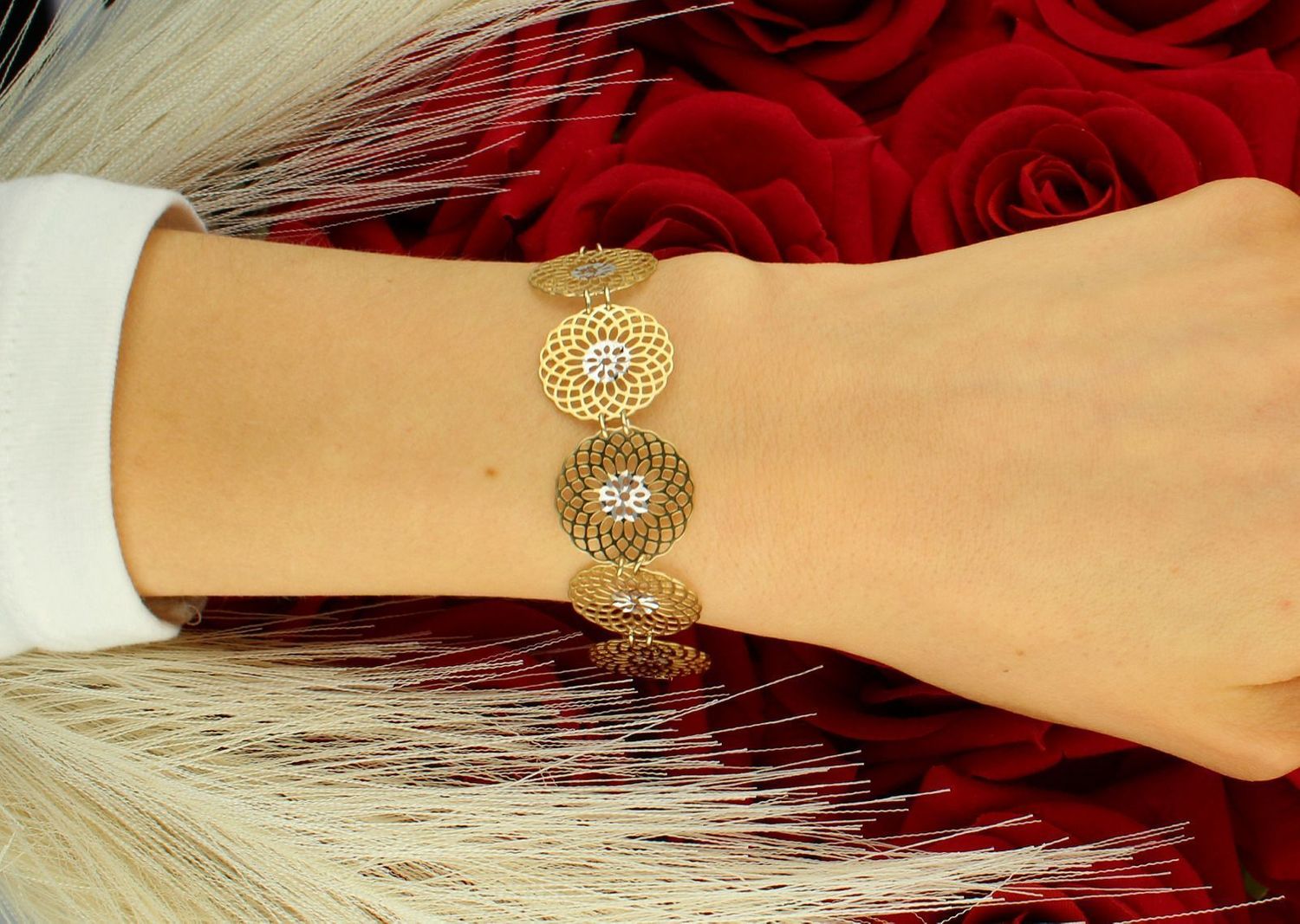 Złota bransoletka damska 333 Ażurowe kółka w kwiatkami z białego złota to elegancka biżuteria, która łączy w sobie klasyczny urok złota z subtelnym akcentem florystycznym. 1.jpg