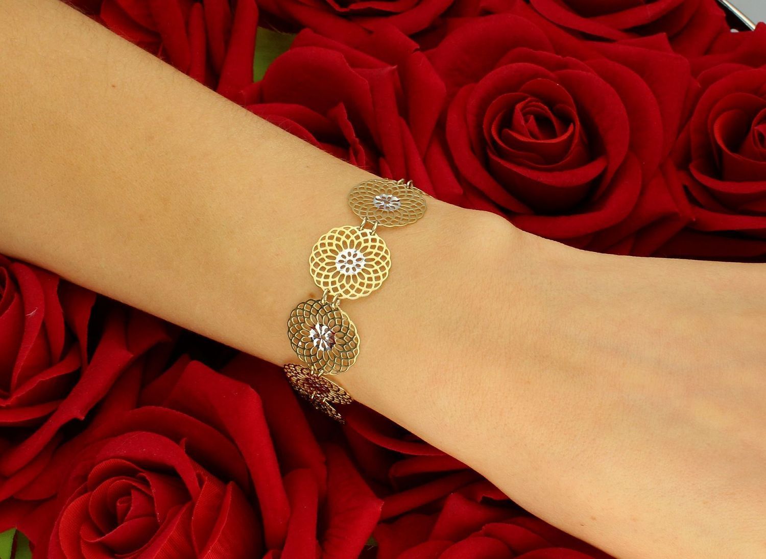 Złota bransoletka damska 333 Ażurowe kółka w kwiatkami z białego złota to elegancka biżuteria, która łączy w sobie klasyczny urok złota z subtelnym akcentem florystycznym. 1.jpg
