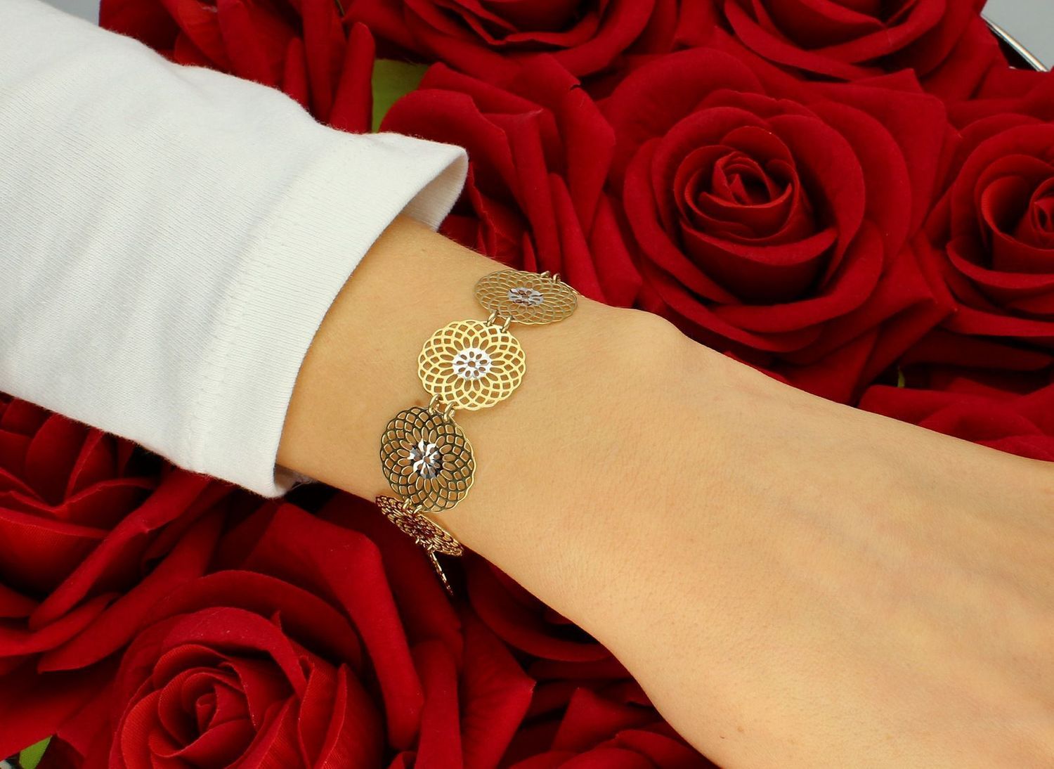 Złota bransoletka damska 333 Ażurowe kółka w kwiatkami z białego złota to elegancka biżuteria, która łączy w sobie klasyczny urok złota z subtelnym akcentem florystycznym. 1.jpg