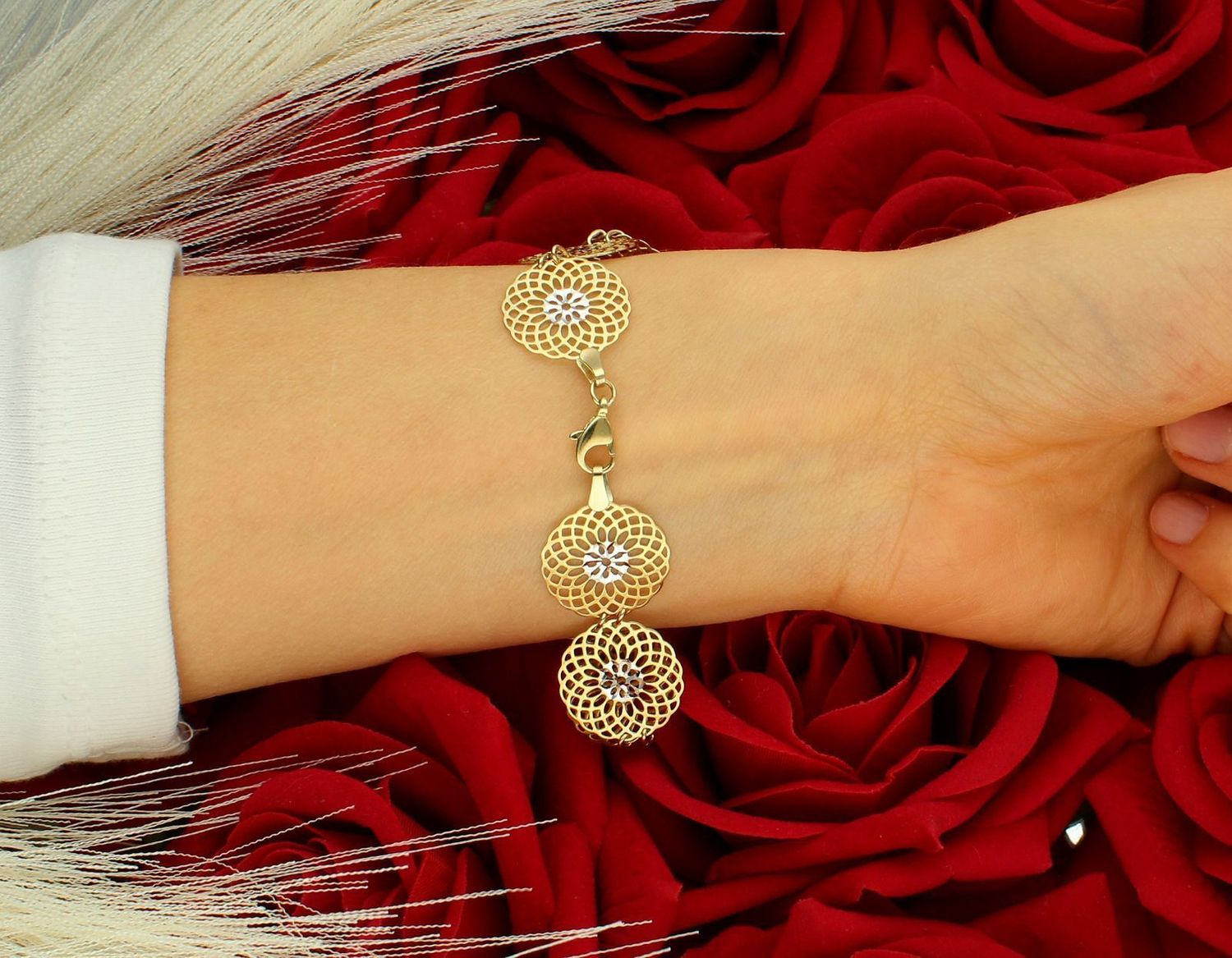 Złota bransoletka damska 333 Ażurowe kółka w kwiatkami z białego złota to elegancka biżuteria, która łączy w sobie klasyczny urok złota z subtelnym akcentem florystycznym. 1.jpg