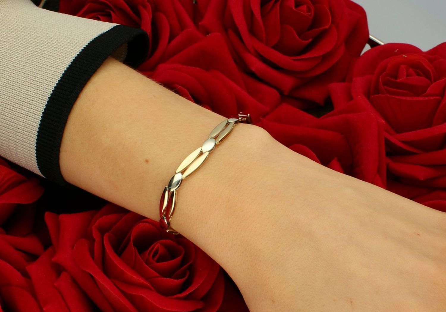 Złota bransoletka z podłużnymi ogniwkami ozdobione pomiędzy okrągłymi elementami. Złota bransoletka wykonana z 8 karatowego żółtego złota. Bransoletka to idealny pomysł na prezent.1.jpg