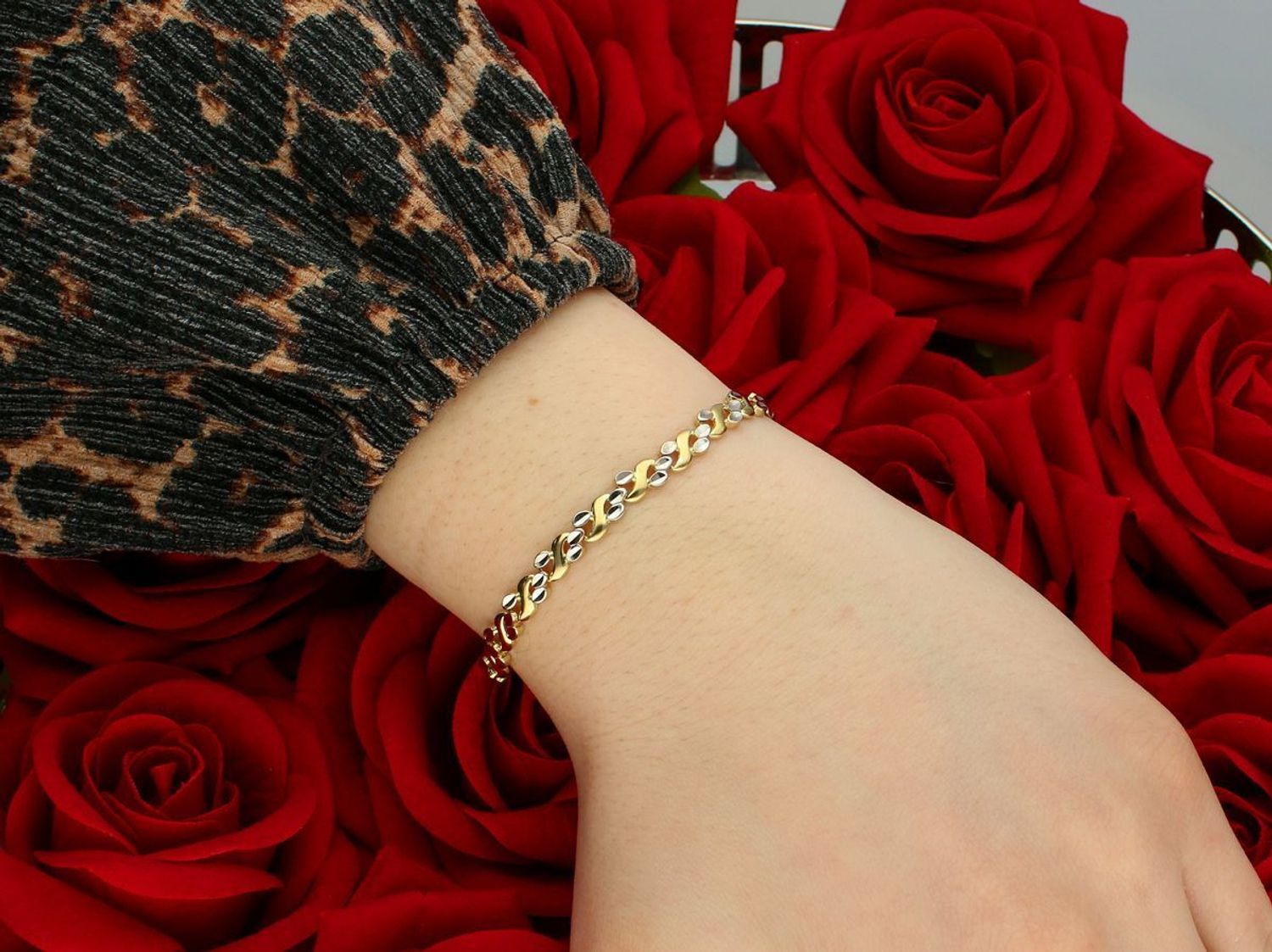 Złota bransoletka damska 333 Eleganckie fale.jpg