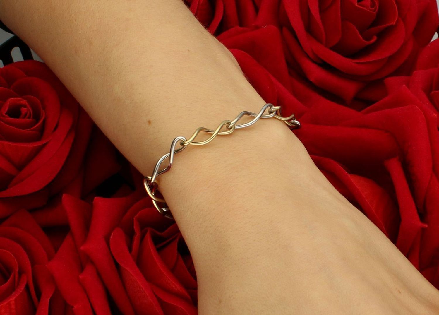 Złota bransoletka damska w splocie z połączonych nieskończoności 333- BRA-000000-702-333. Złota bransoletka wykonana z 8 karatowego żółtego złota. Bransoletka to idealny po1.jpg