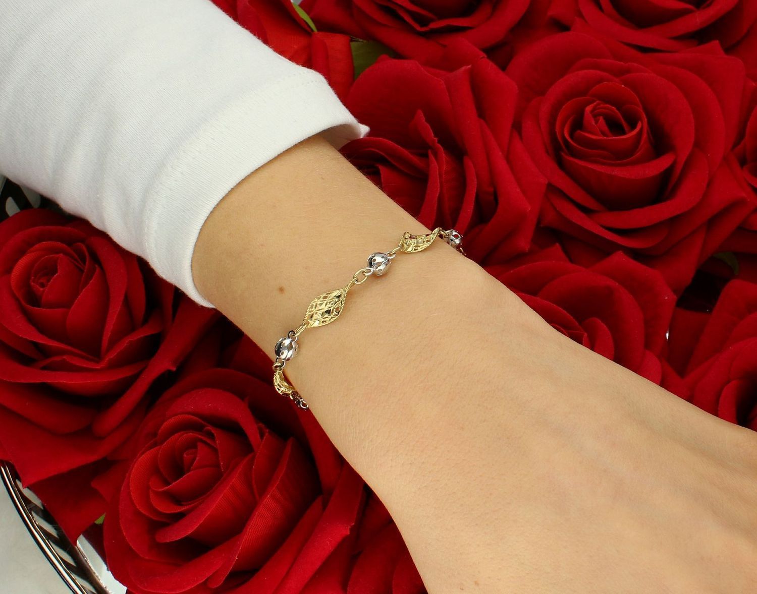 Złota bransoletka damska 333 Zakręcone łezki z kuleczkami Wykonana z 8-karatowego złota, bransoletka składa się z naprzemiennych elementów w dwóch odcieniach złota – 1.jpg