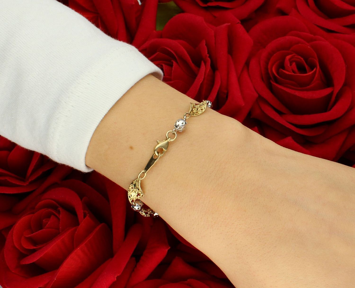 Złota bransoletka damska 333 Zakręcone łezki z kuleczkami Wykonana z 8-karatowego złota, bransoletka składa się z naprzemiennych elementów w dwóch odcieniach złota – 1.jpg